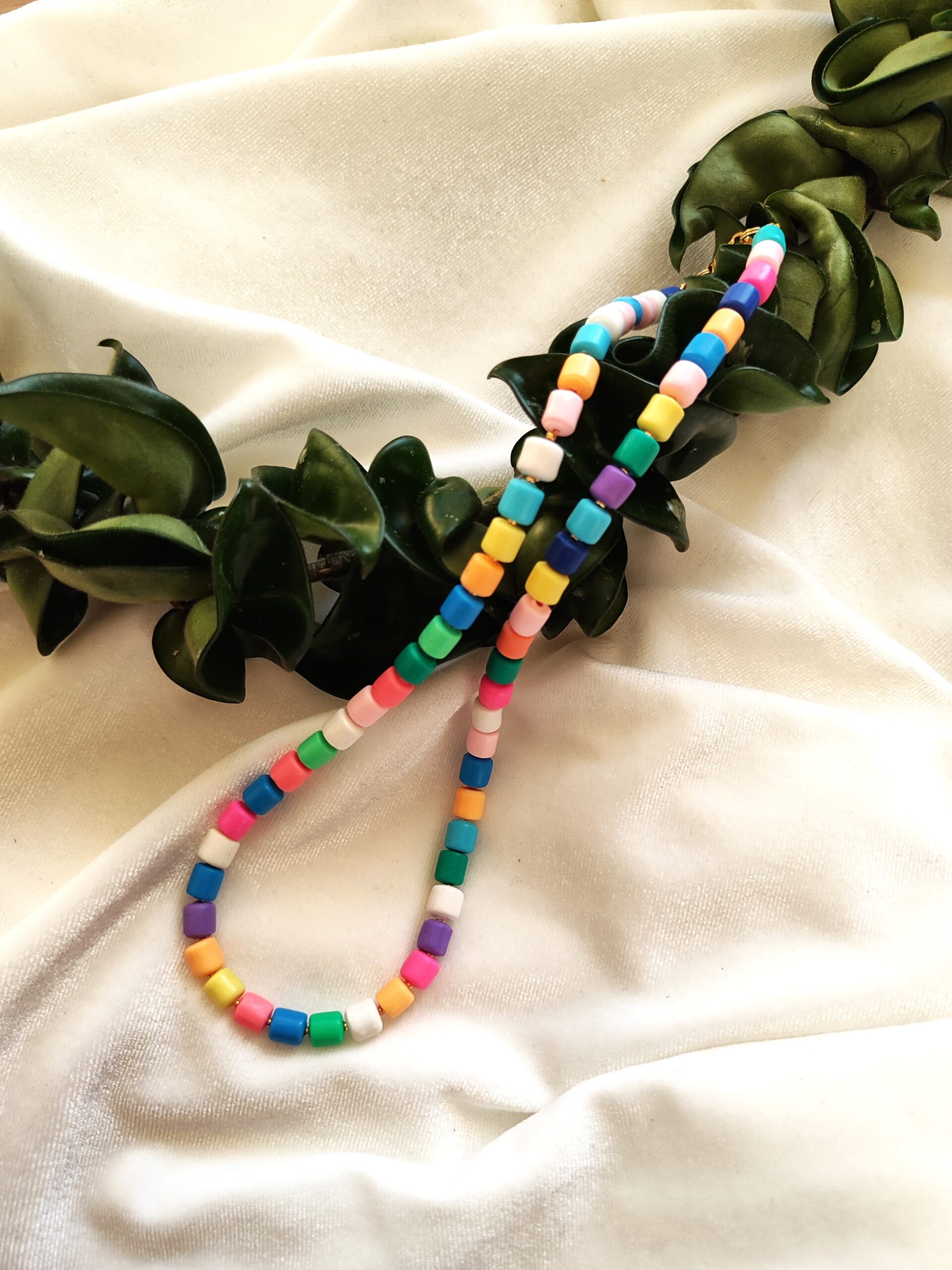 Spalvotas polimerinio molio vėrinukas