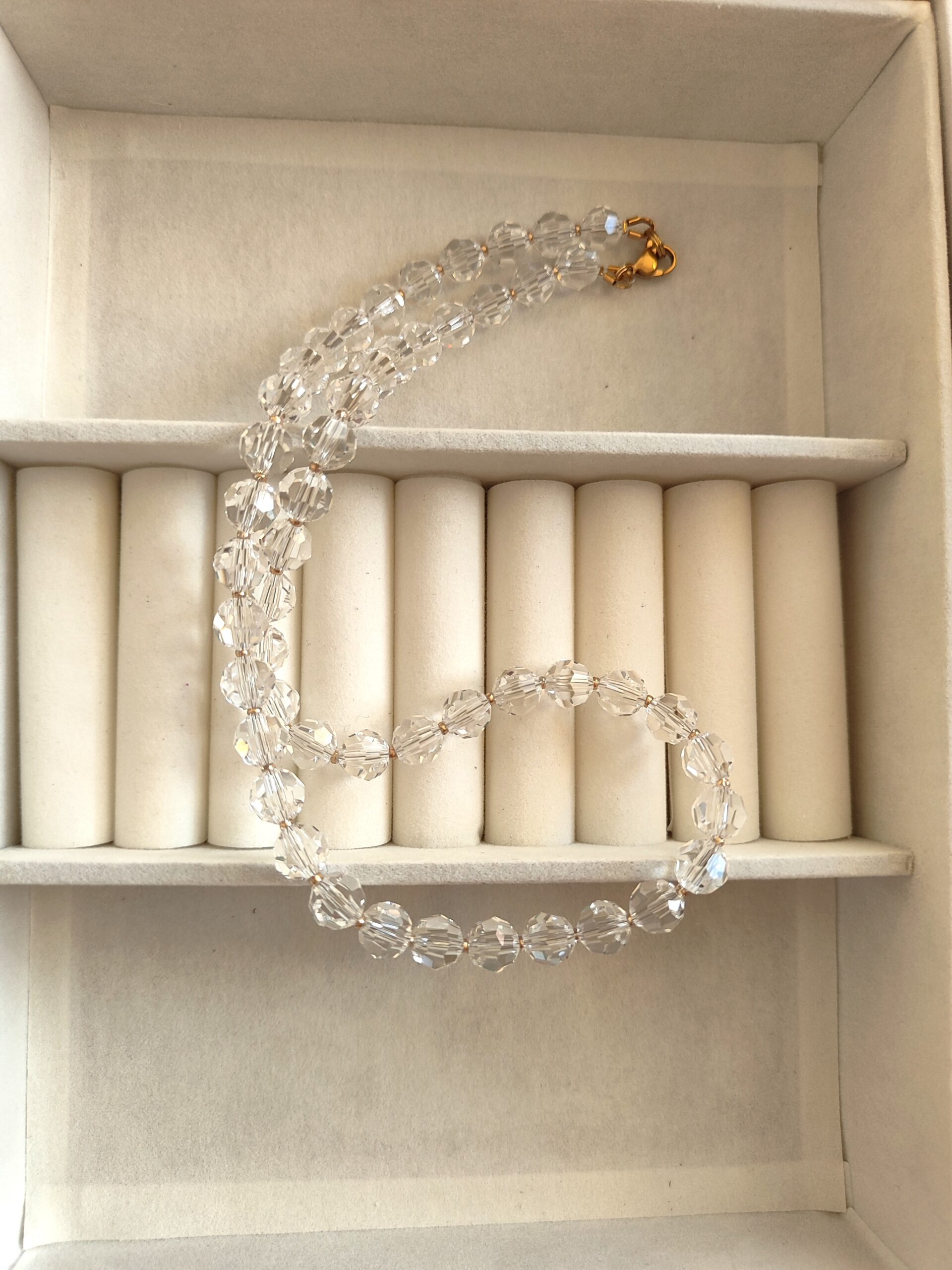 Spindintis stiklo vėrinys