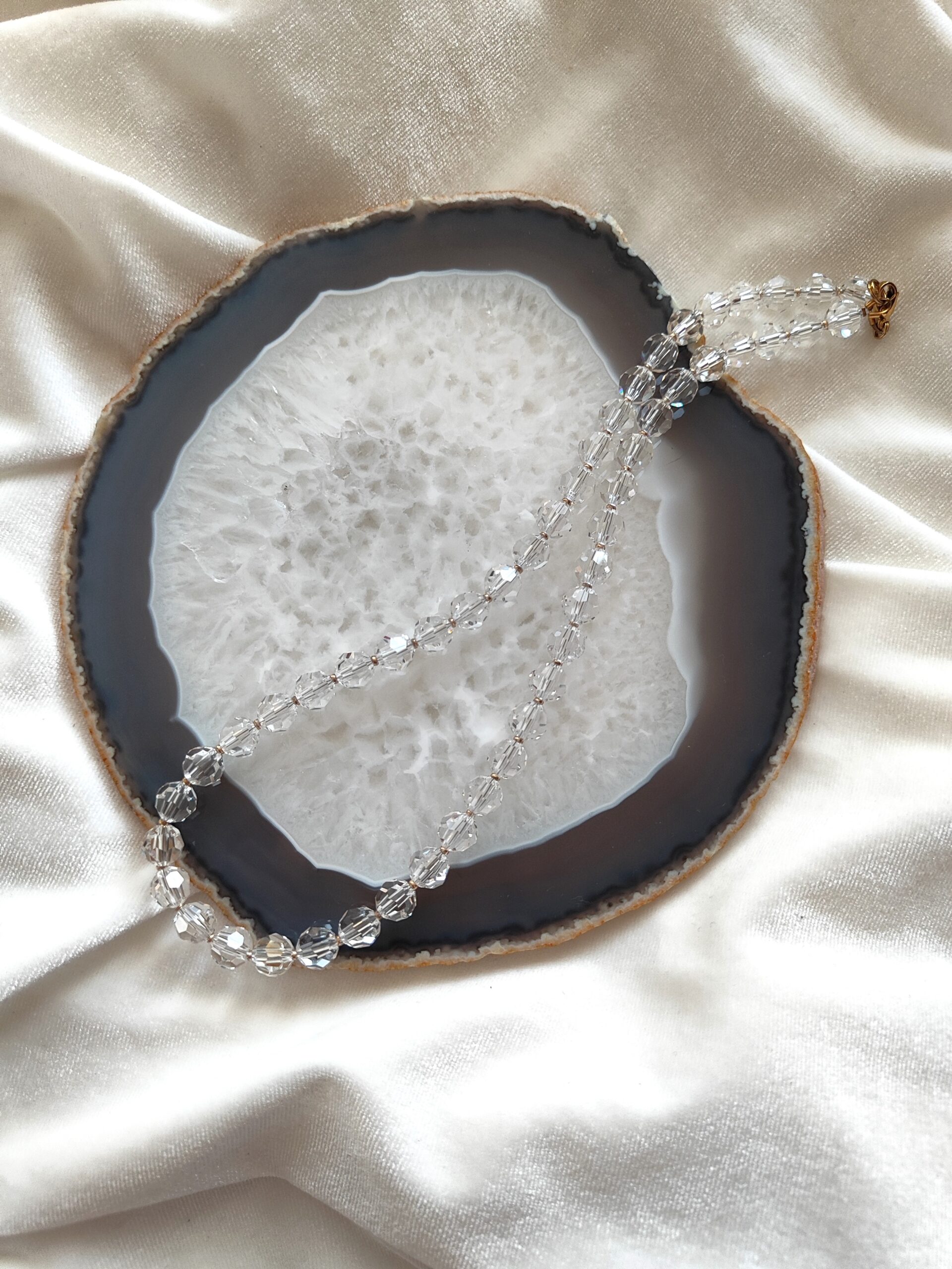 Spindintis stiklo vėrinys