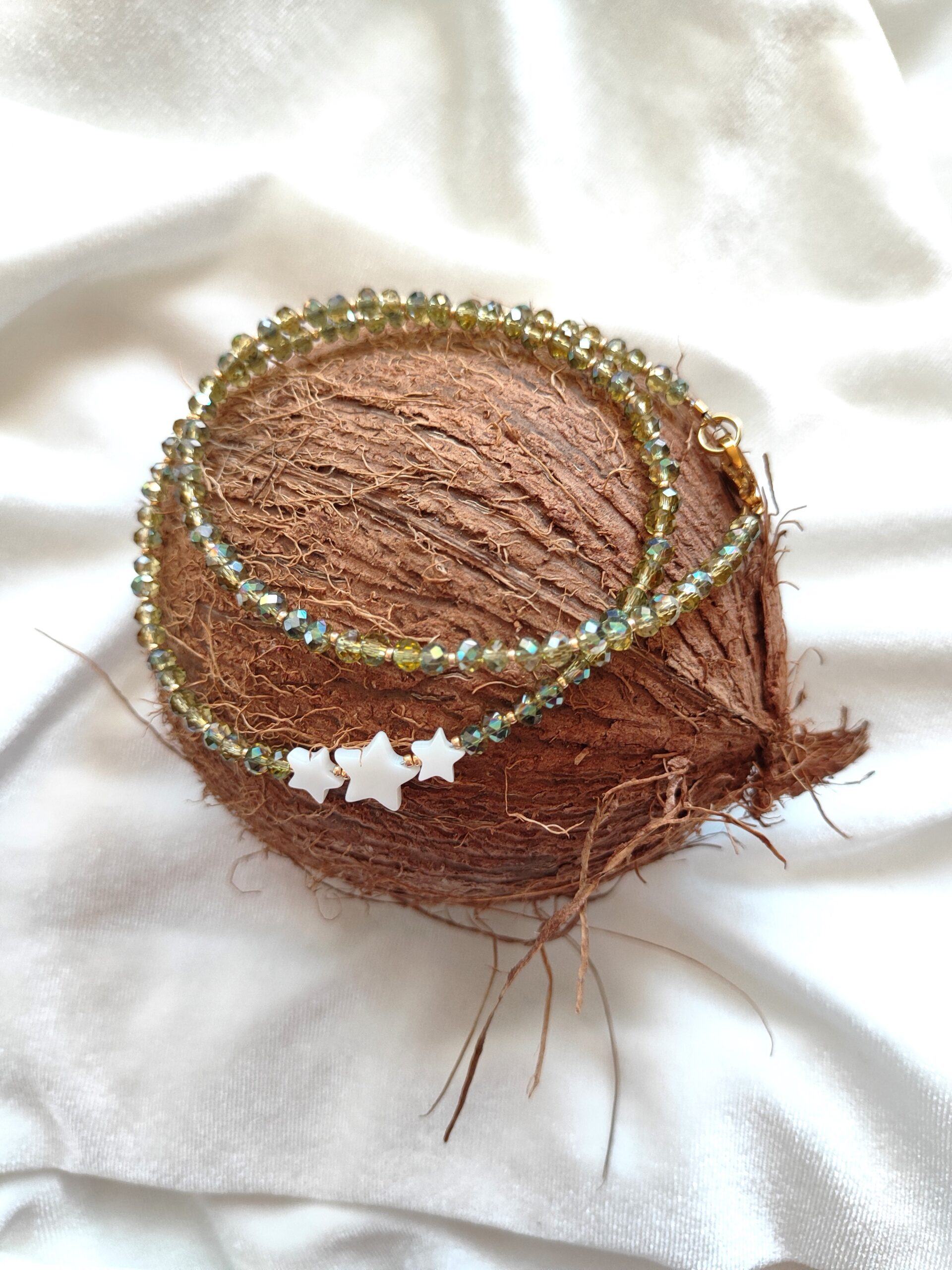 Kristalų vėrinys su kriauklės žvaigždėmis