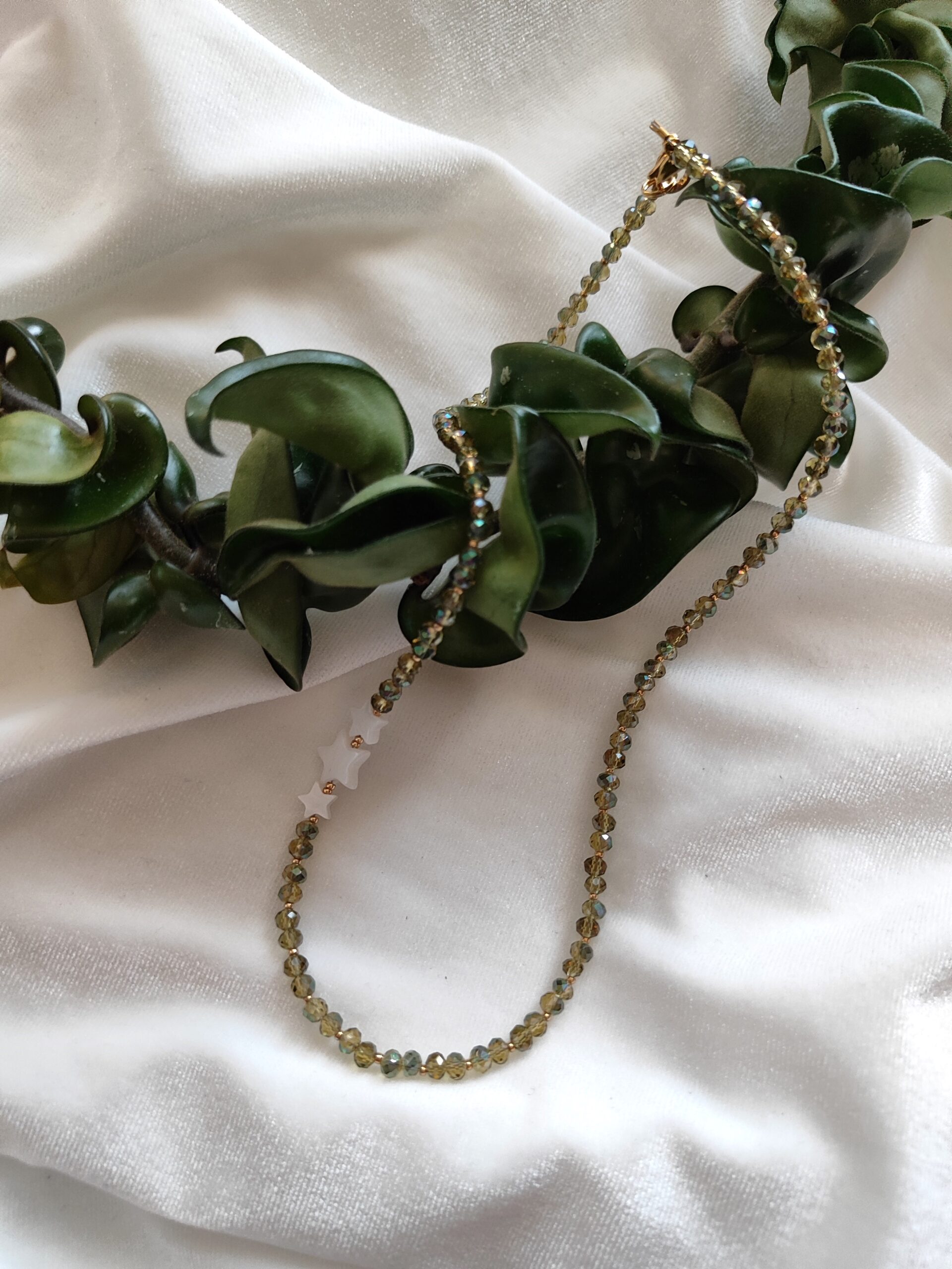 Kristalų vėrinys su kriauklės žvaigždėmis