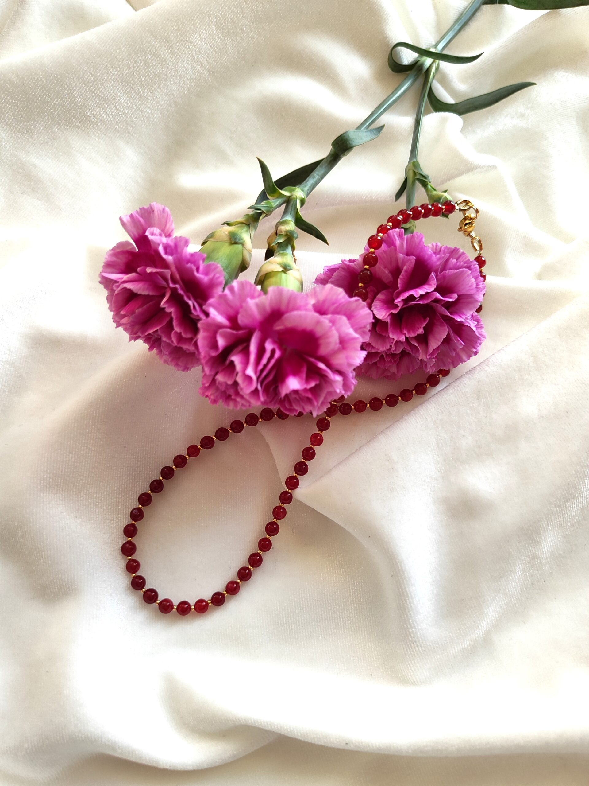 Rausvos spalvos žadeito vėrinys