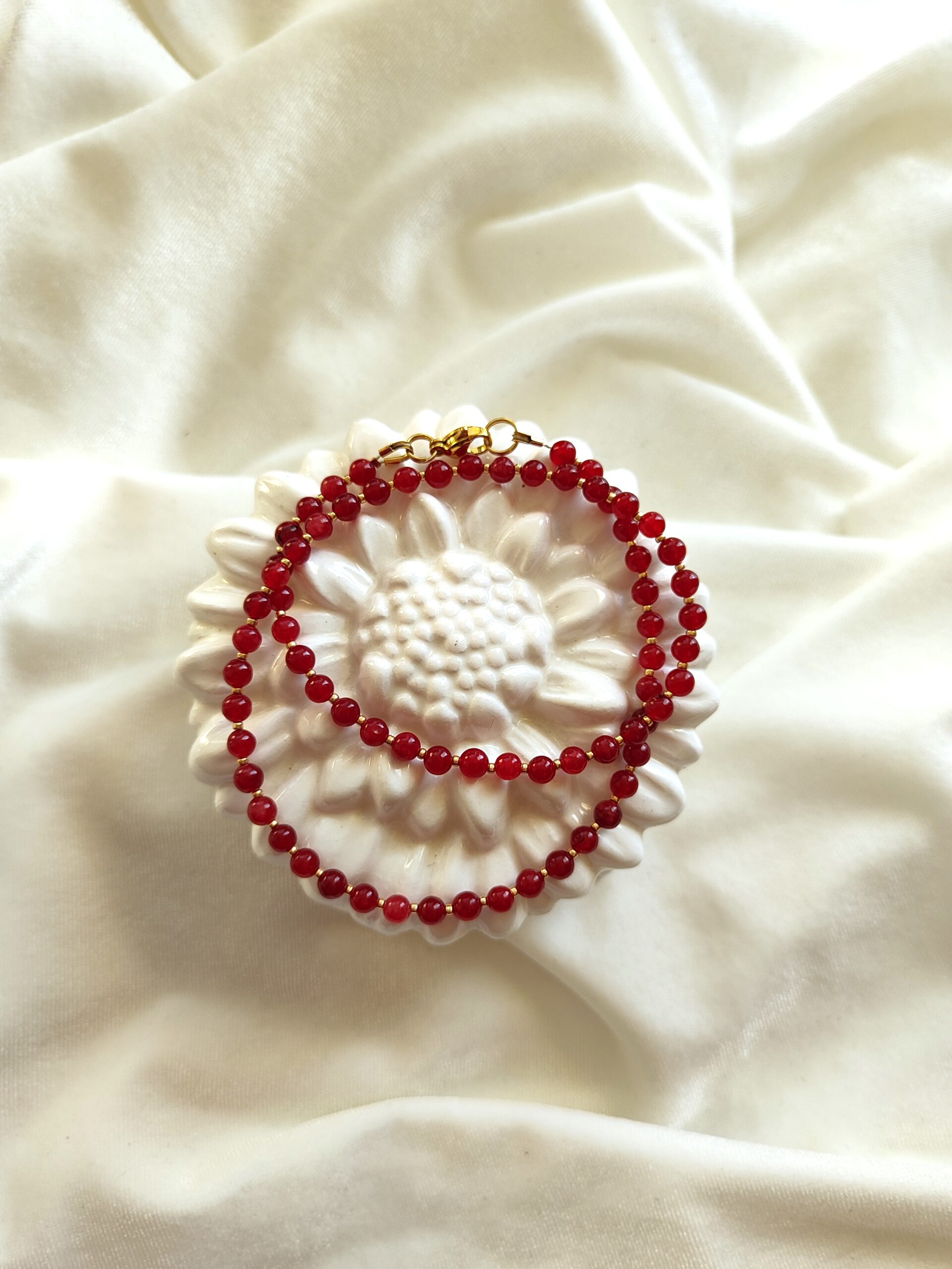 Rausvos spalvos žadeito vėrinys