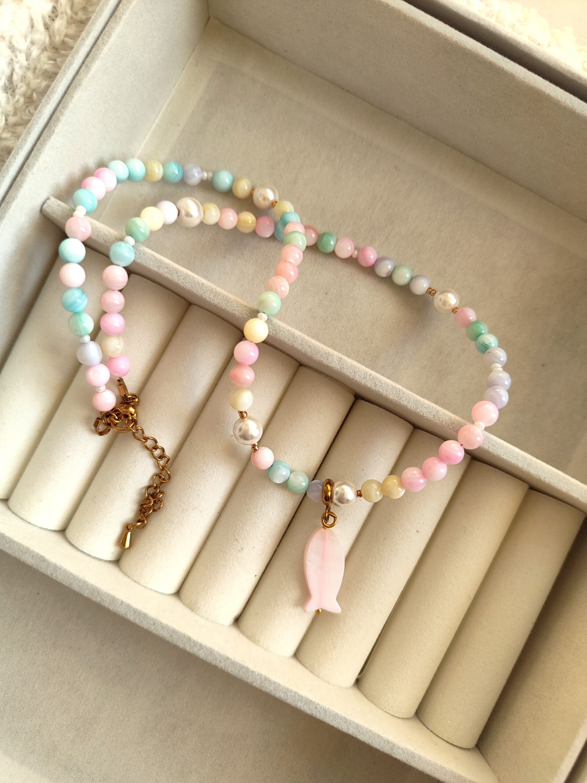 Kriauklių ir perlų vėrinys