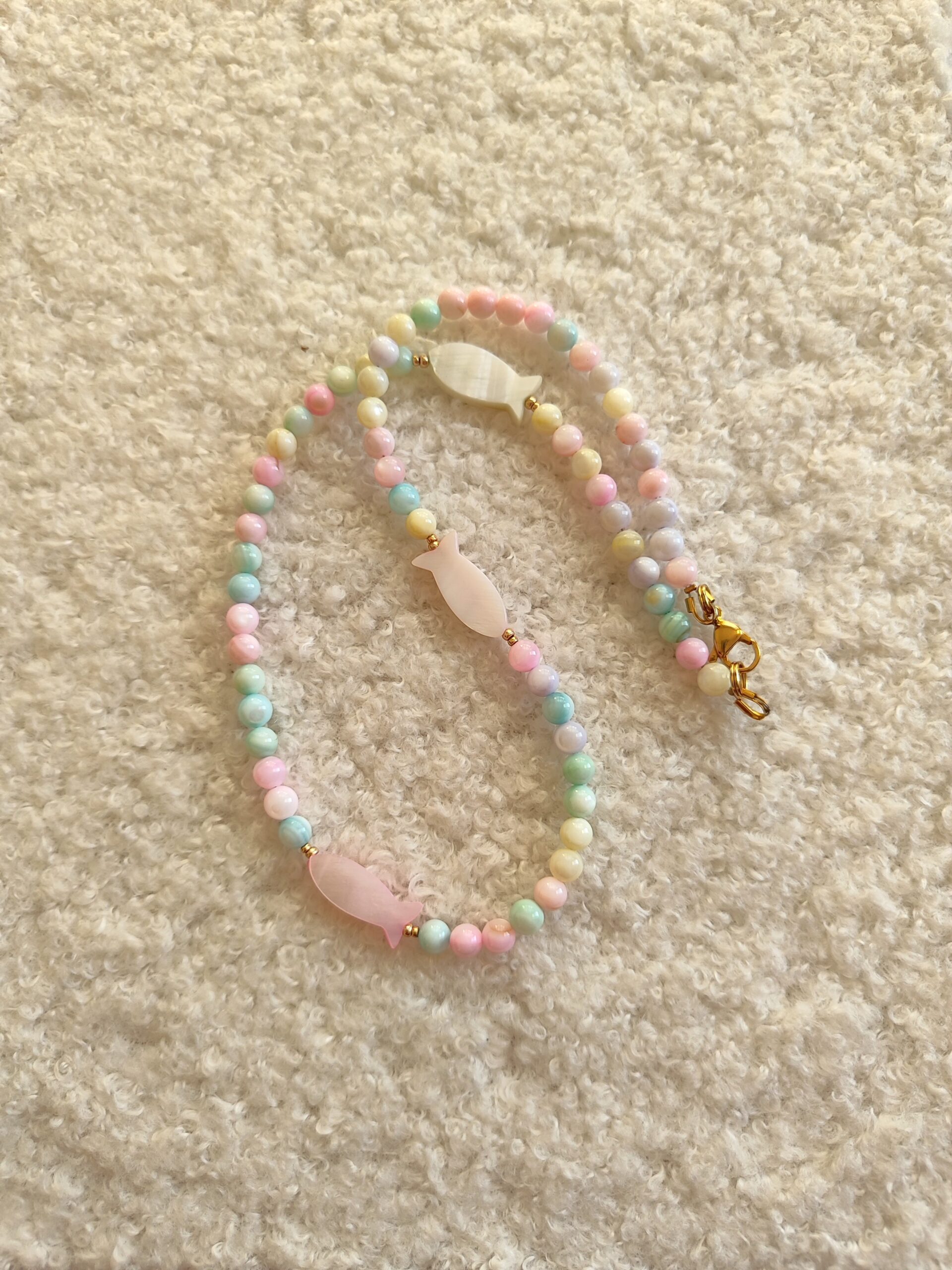 Pastelinės spalvos kriauklių vėrinys