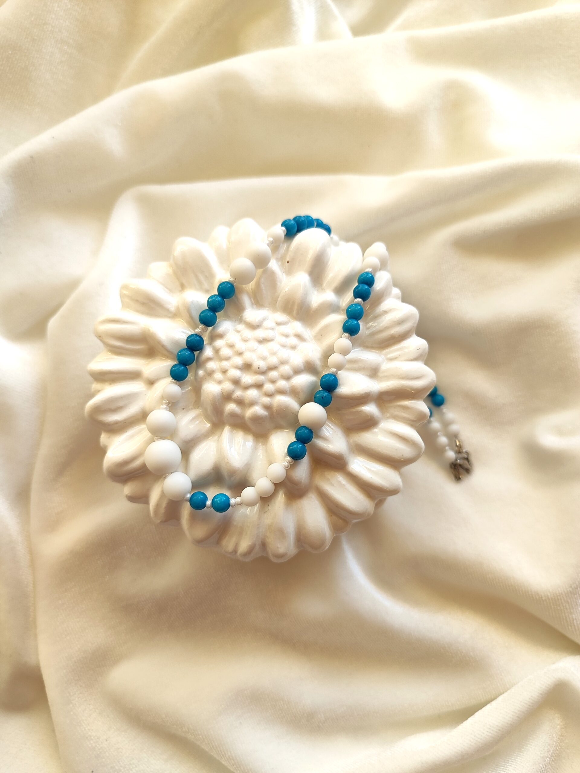 Mėlyno žadeito ir onikso vėrinys