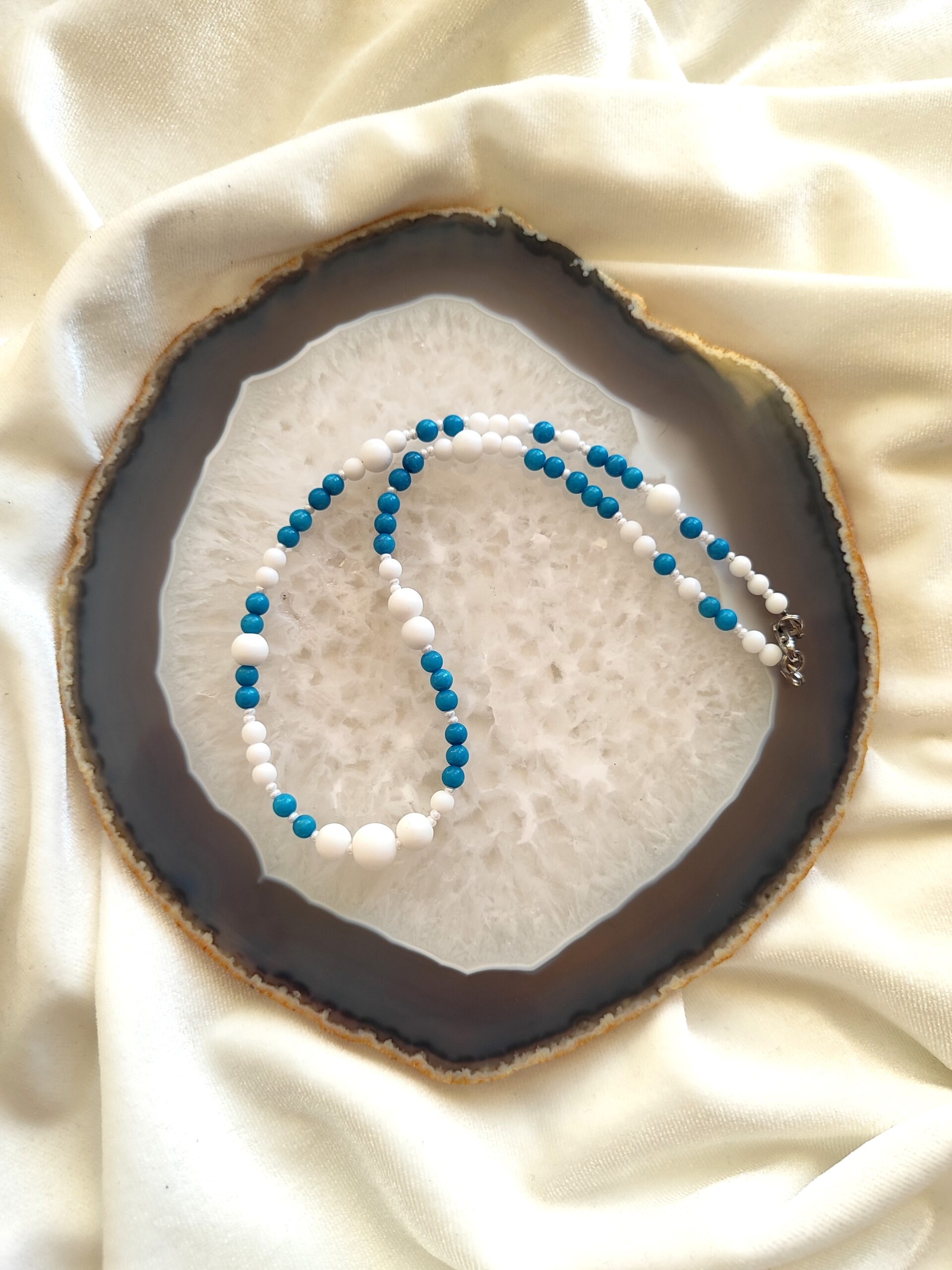 Mėlyno žadeito ir onikso vėrinys