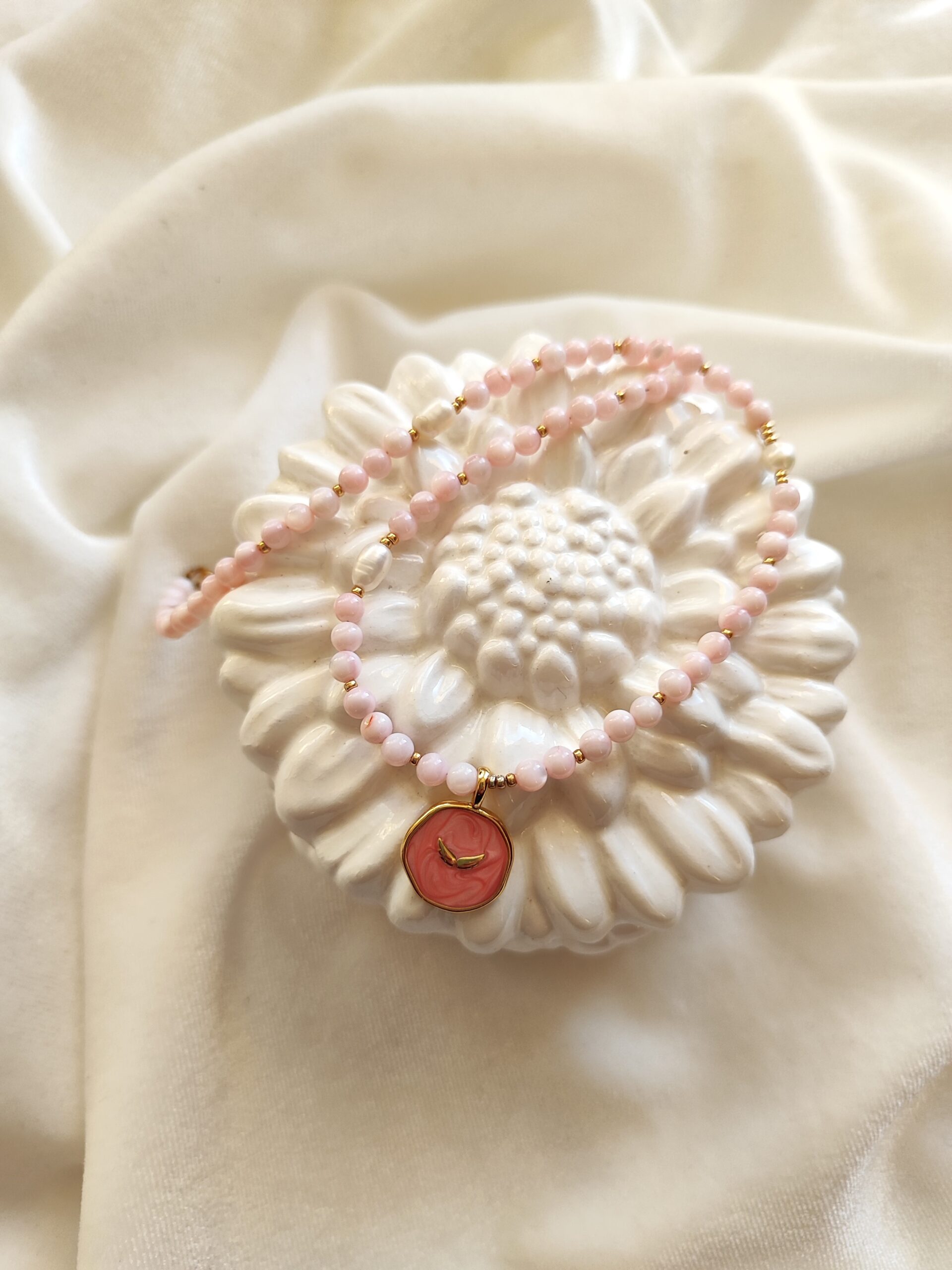 Rožinės spalvos kriauklių vėrinys