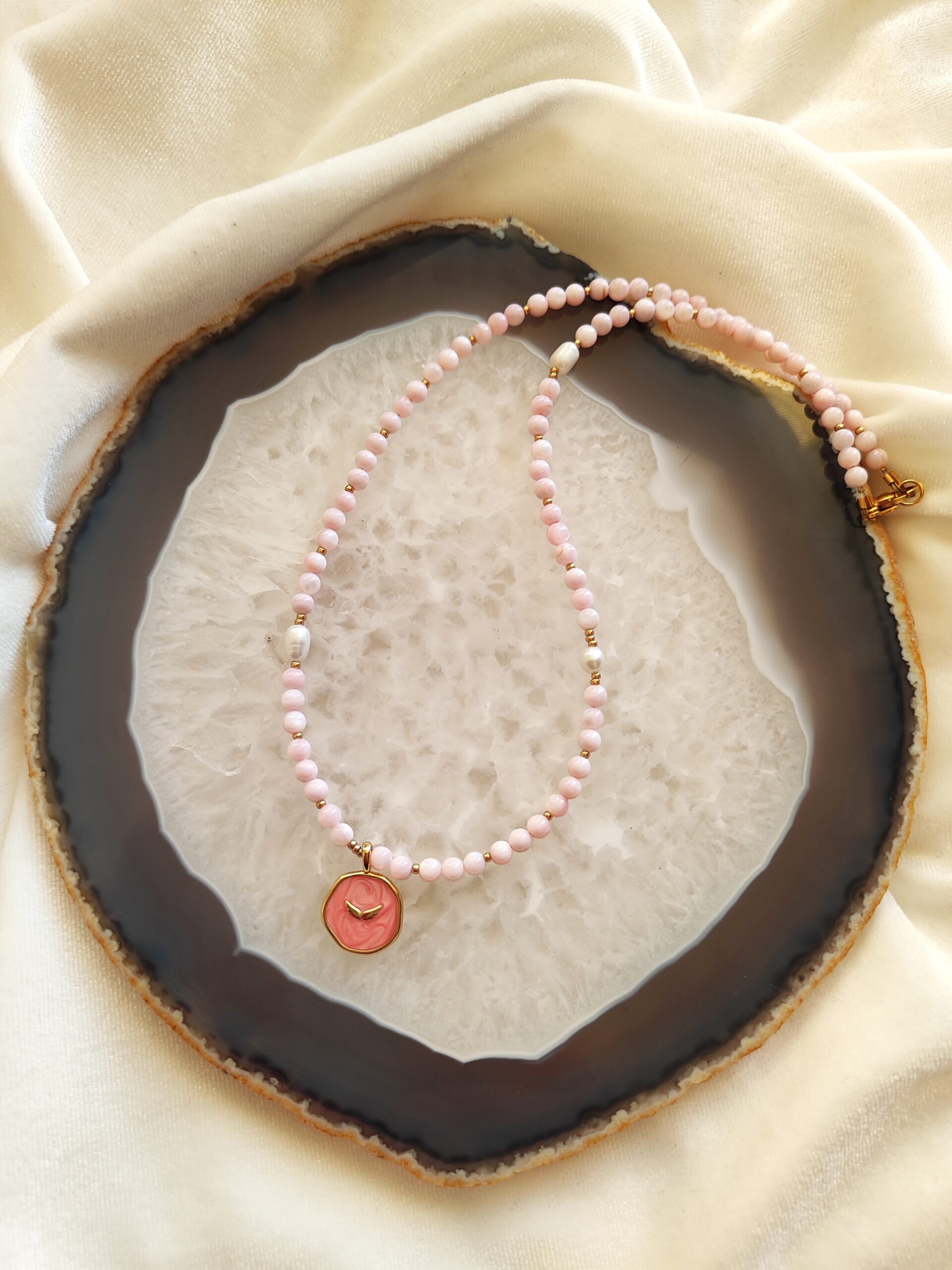 Rožinės spalvos kriauklių vėrinys