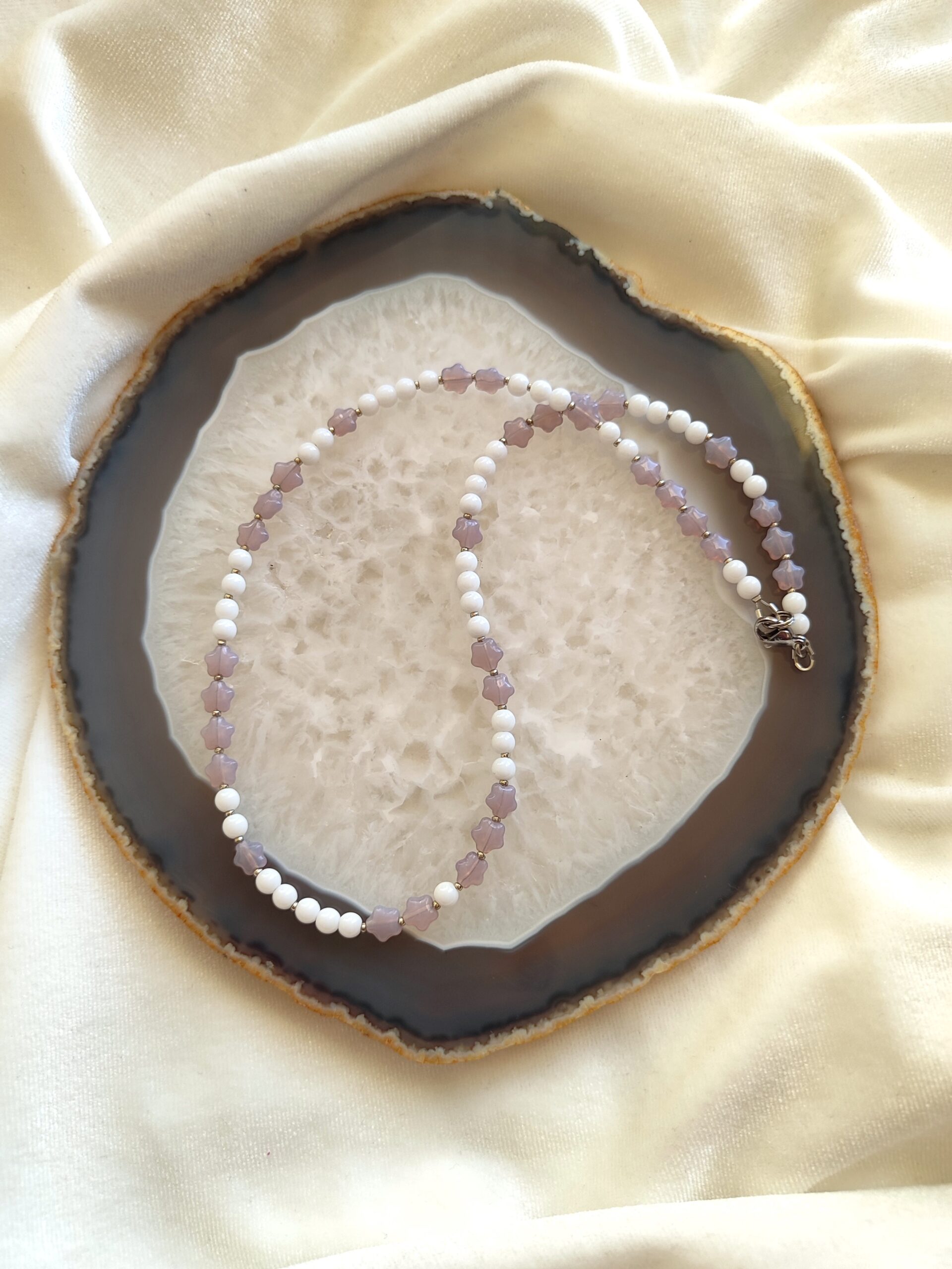 Žaismingas onikso ir stiklo vėrinys