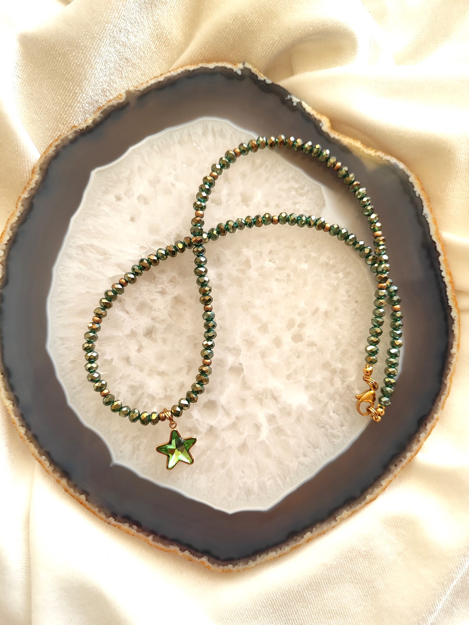 Žalsvos spalvos kristalų vėrinys