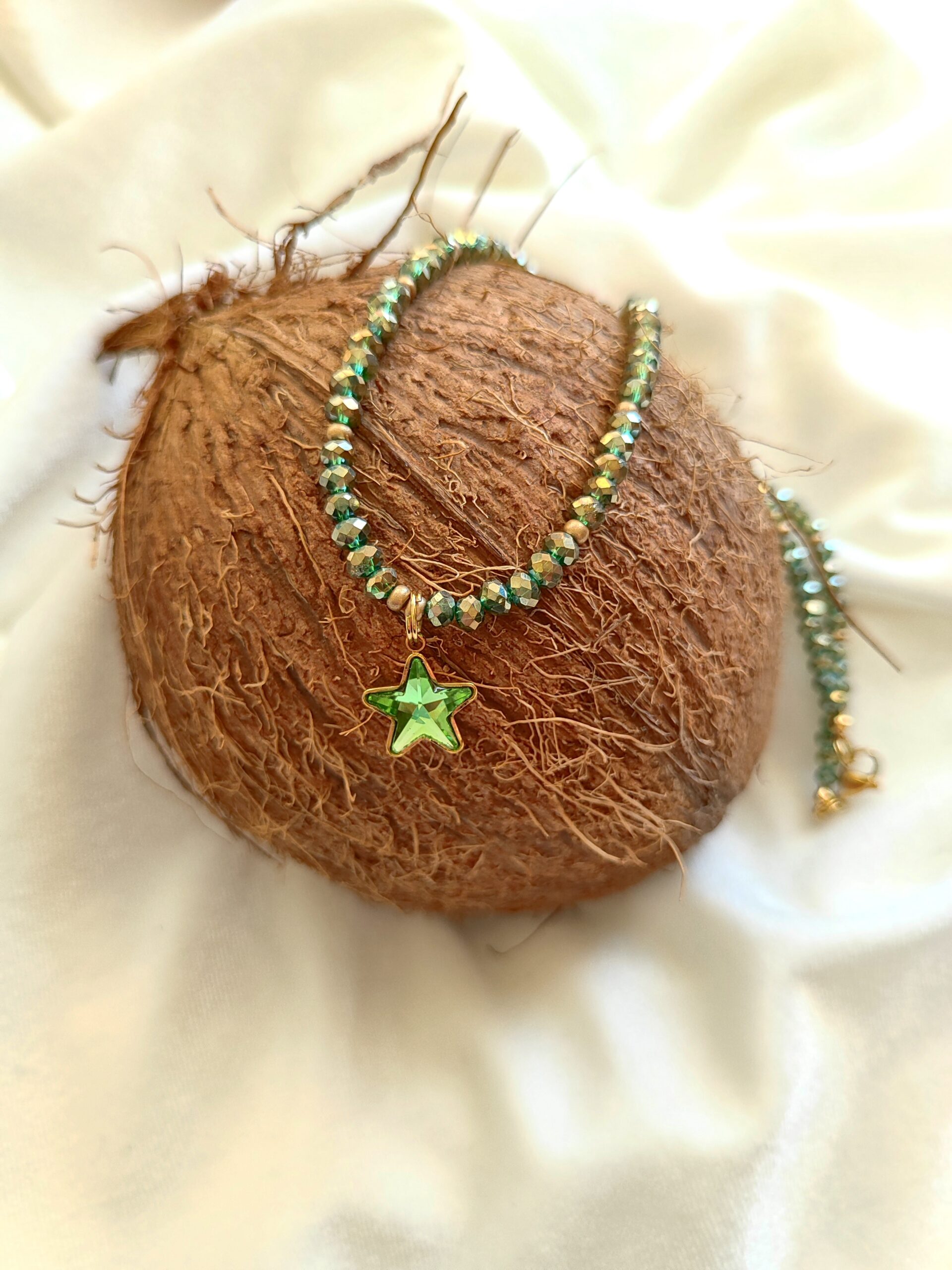 Žalsvos spalvos kristalų vėrinys