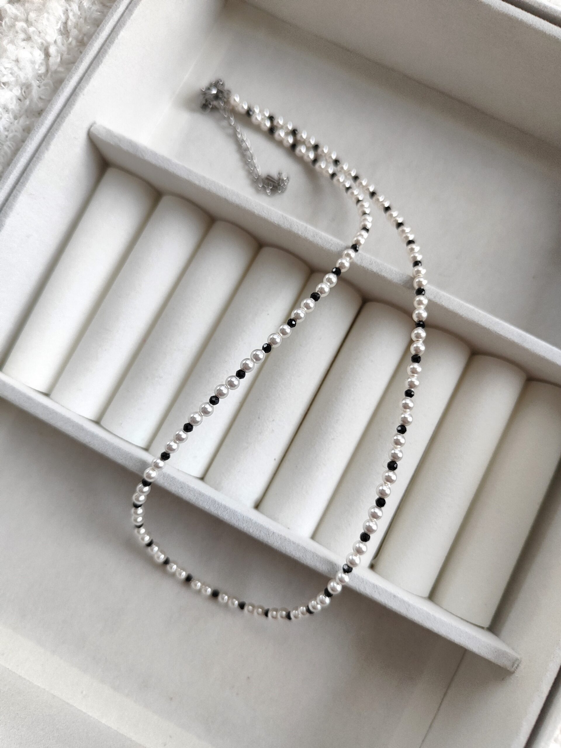 Stilingas perlų ir špinelio vėrinys