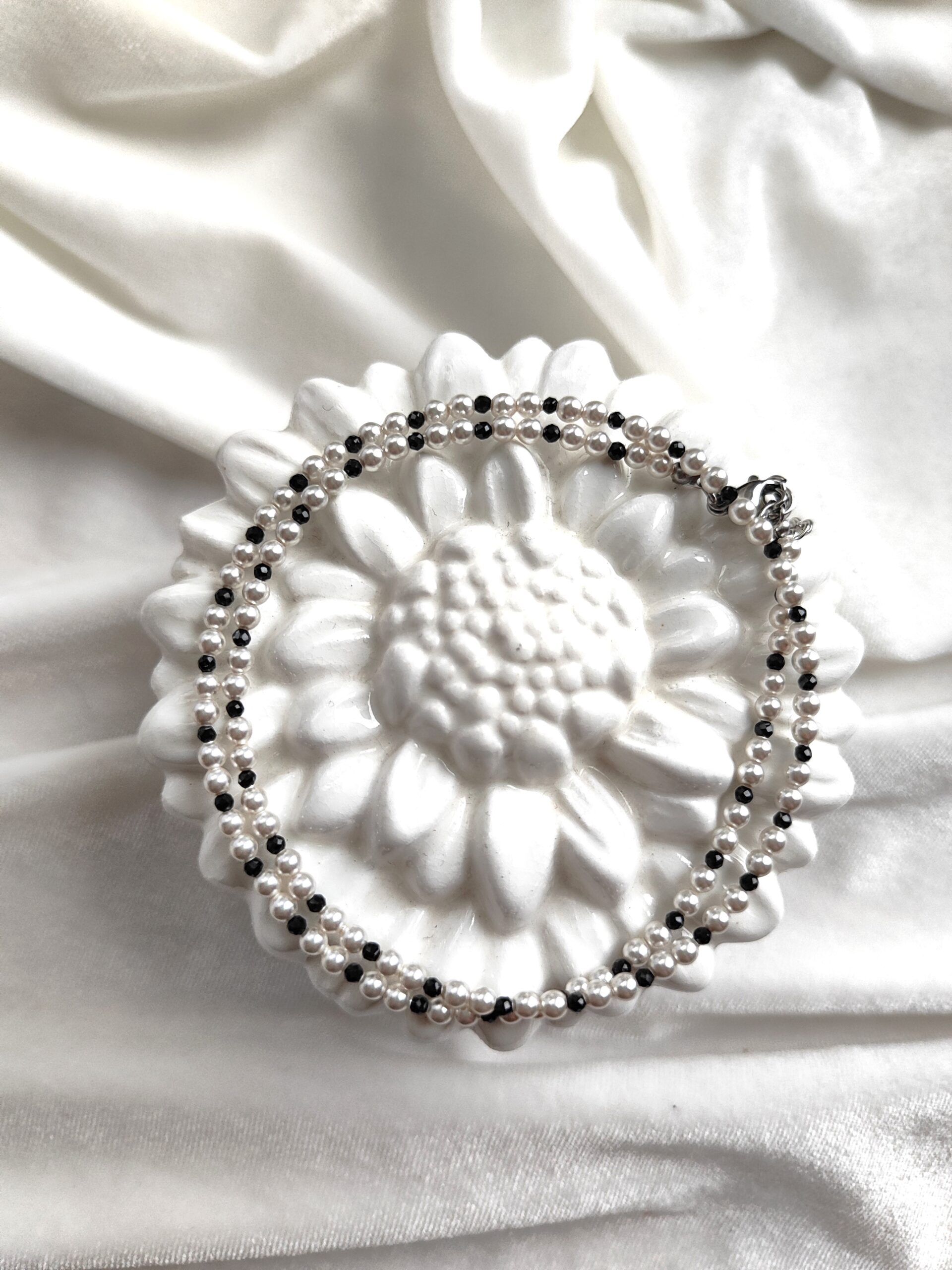 Stilingas perlų ir špinelio vėrinys