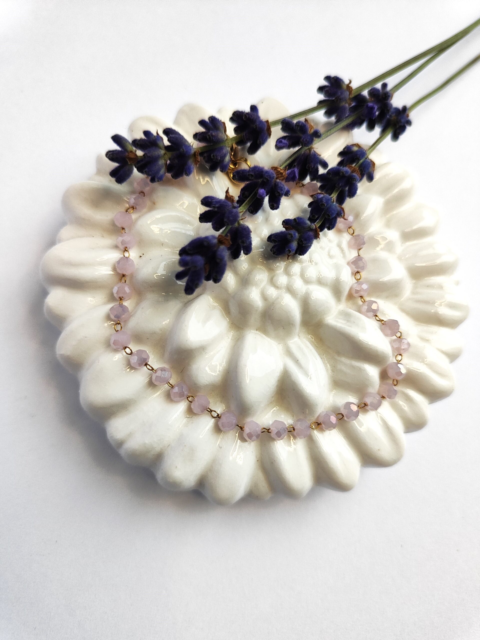 Švelnios rožinės spalvos stiklinių kristalų apyrankė