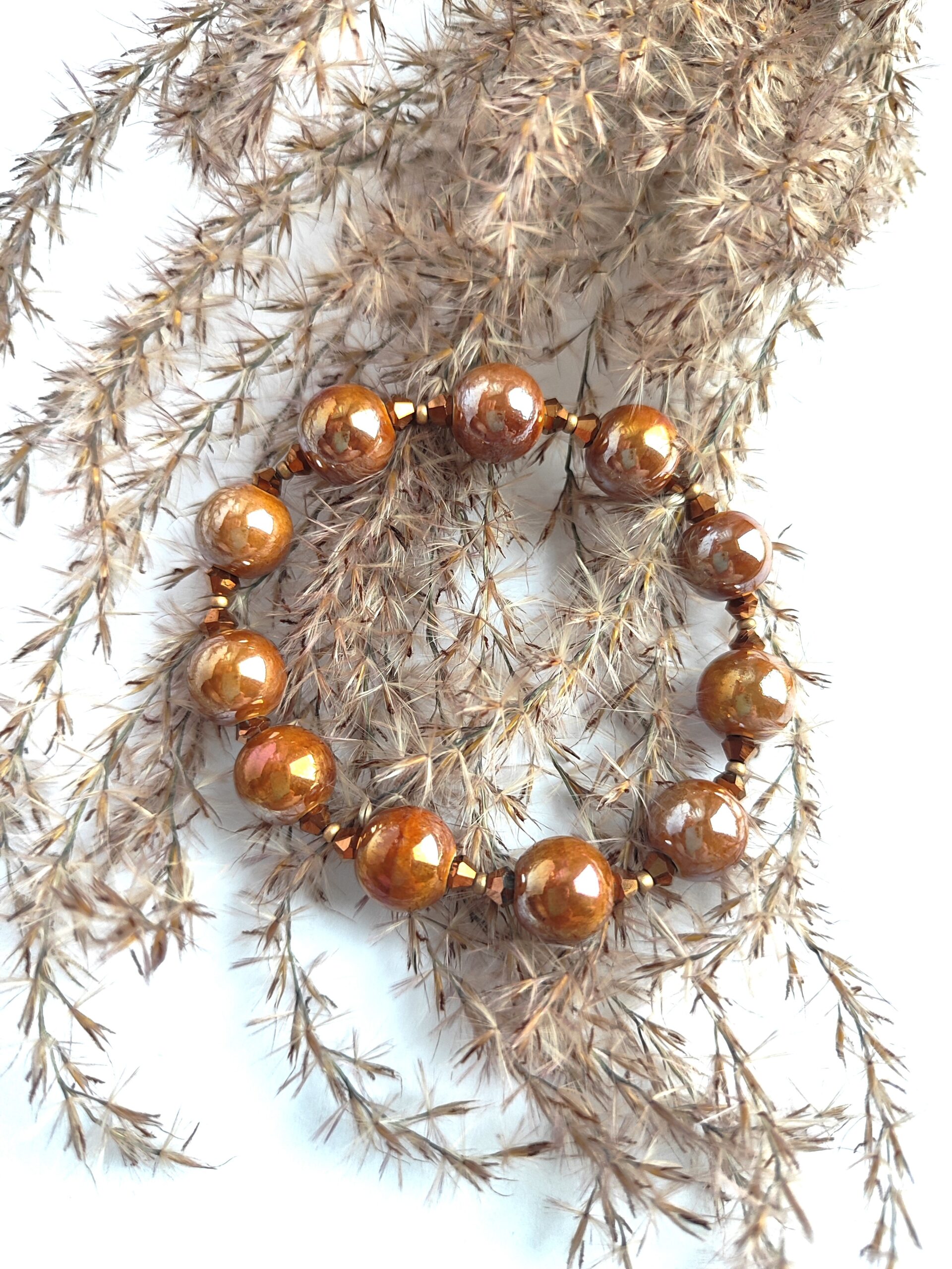 Rudos spalvos keramikos apyrankė