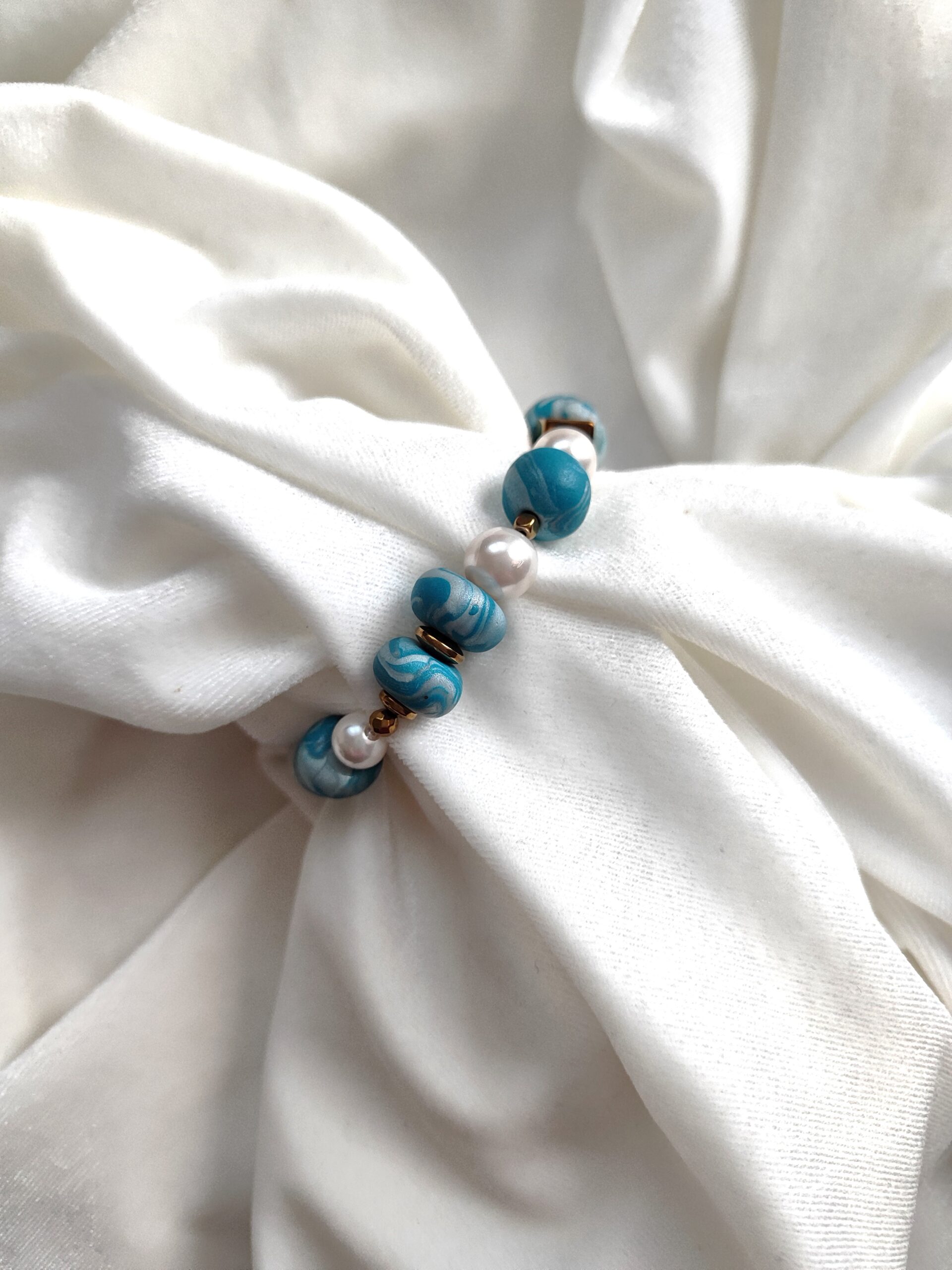 Melsva rankų darbo apyrankė