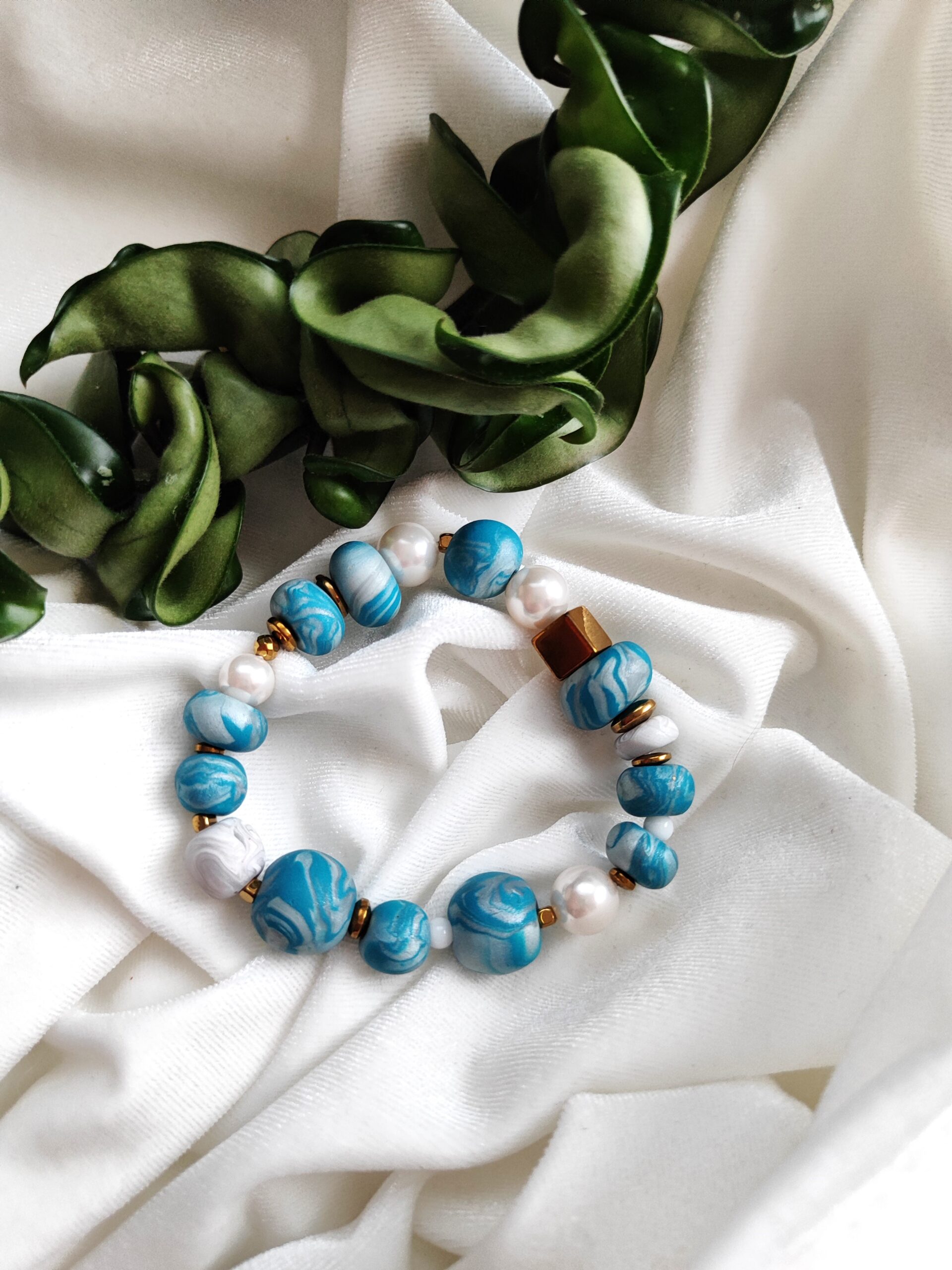 Melsva rankų darbo apyrankė