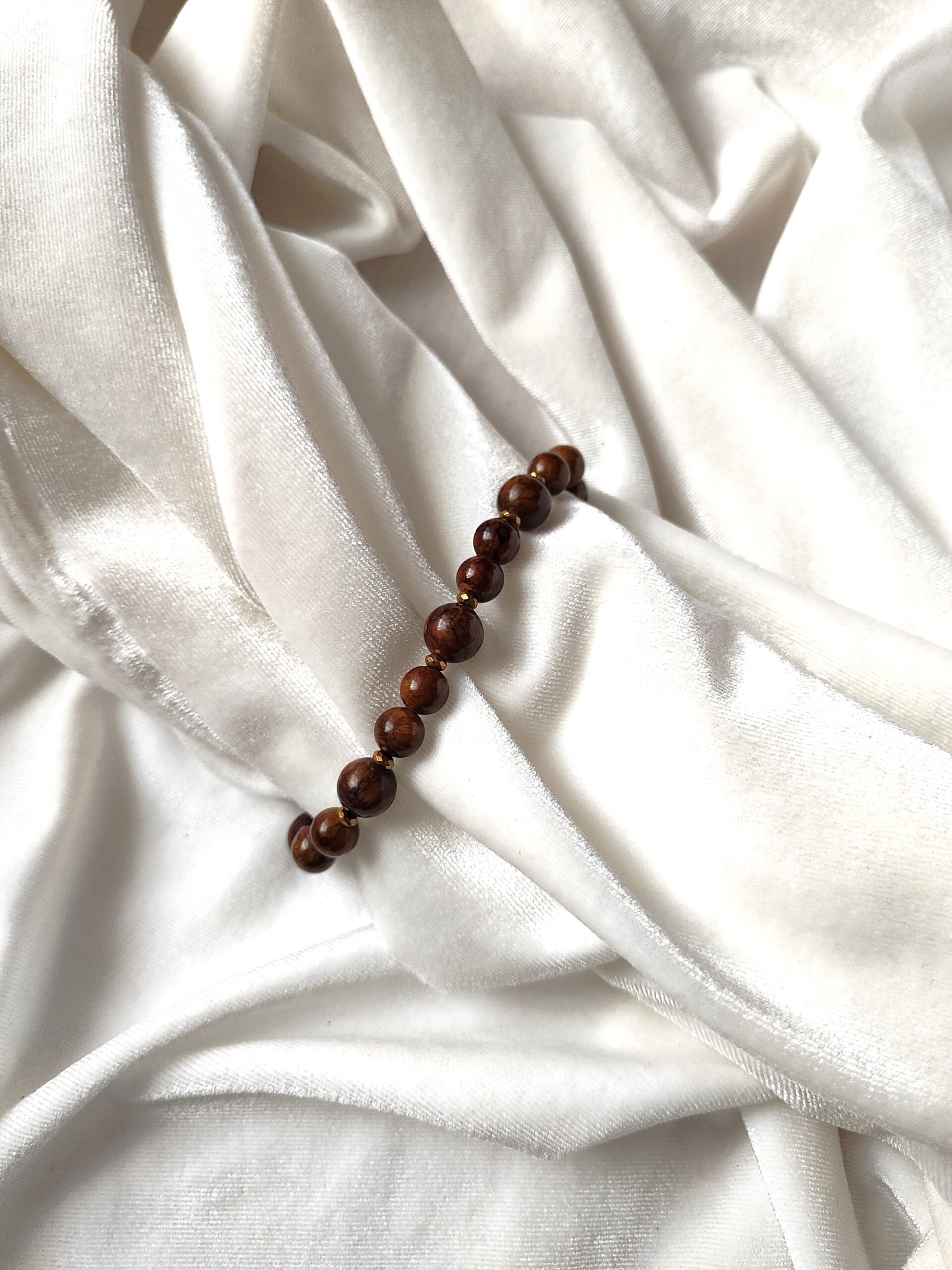 Rudos spalvos žadeito apyrankė