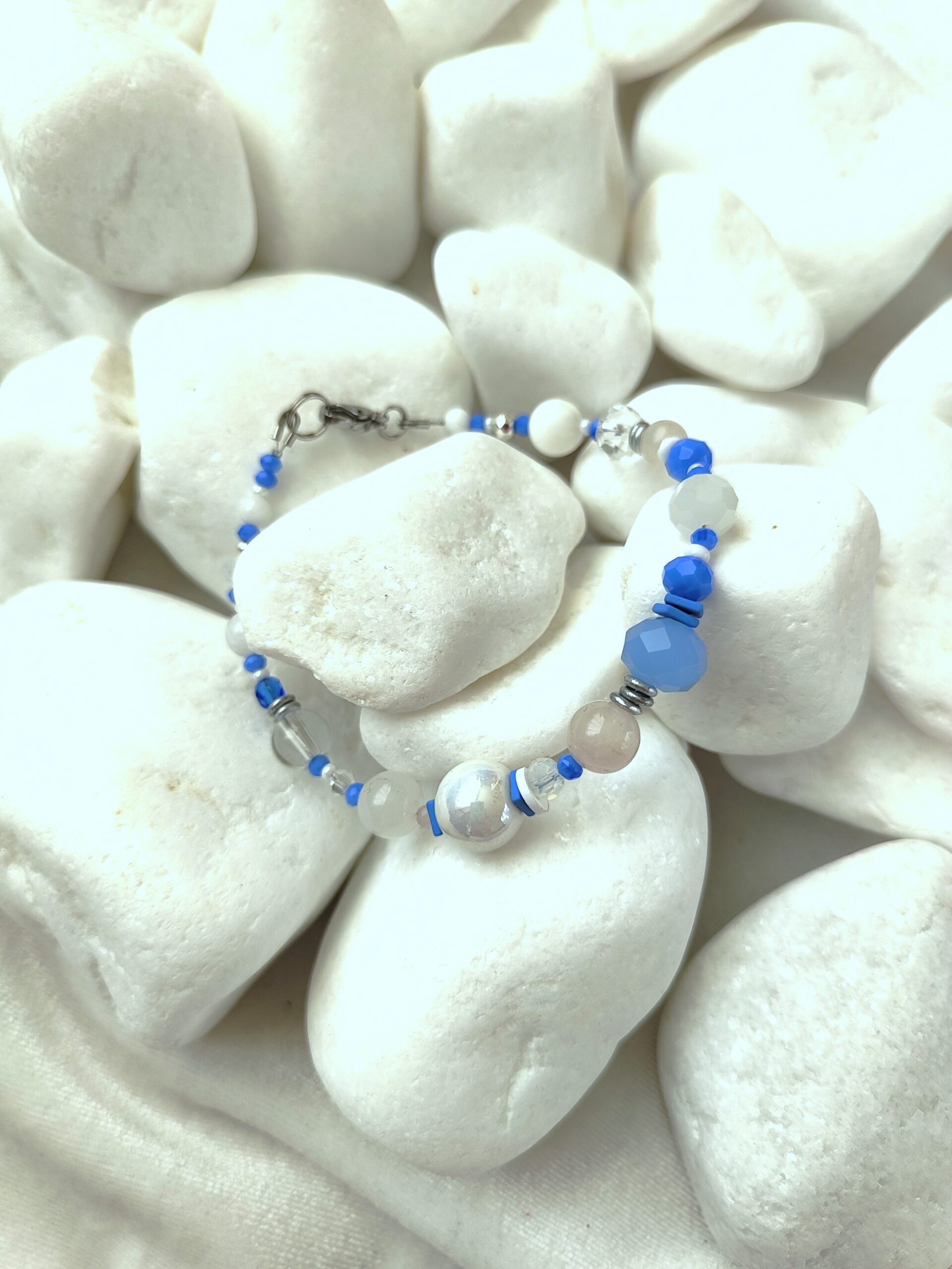 Melsvos ir baltos spalvos apyrankė