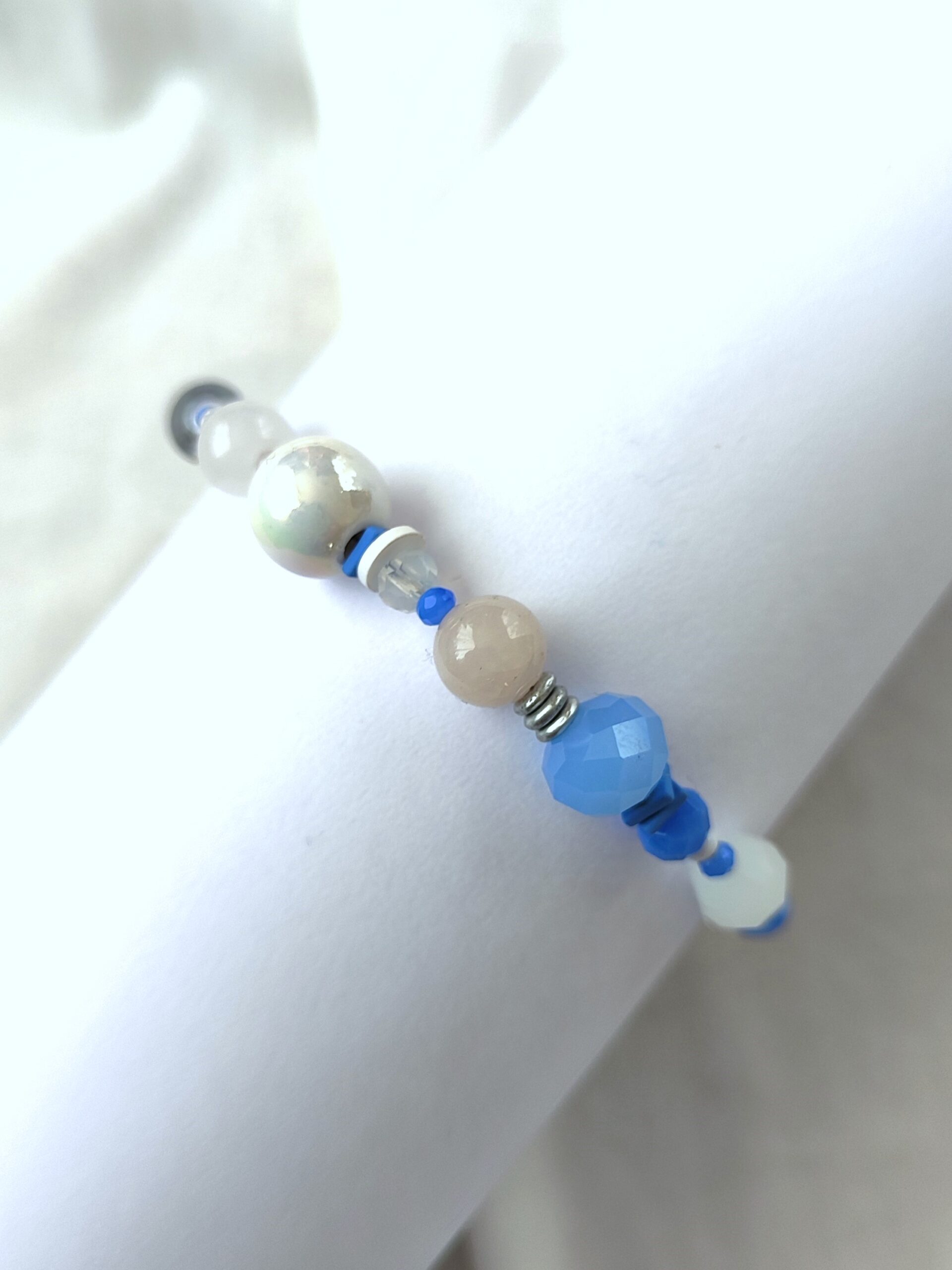 Melsvos ir baltos spalvos apyrankė