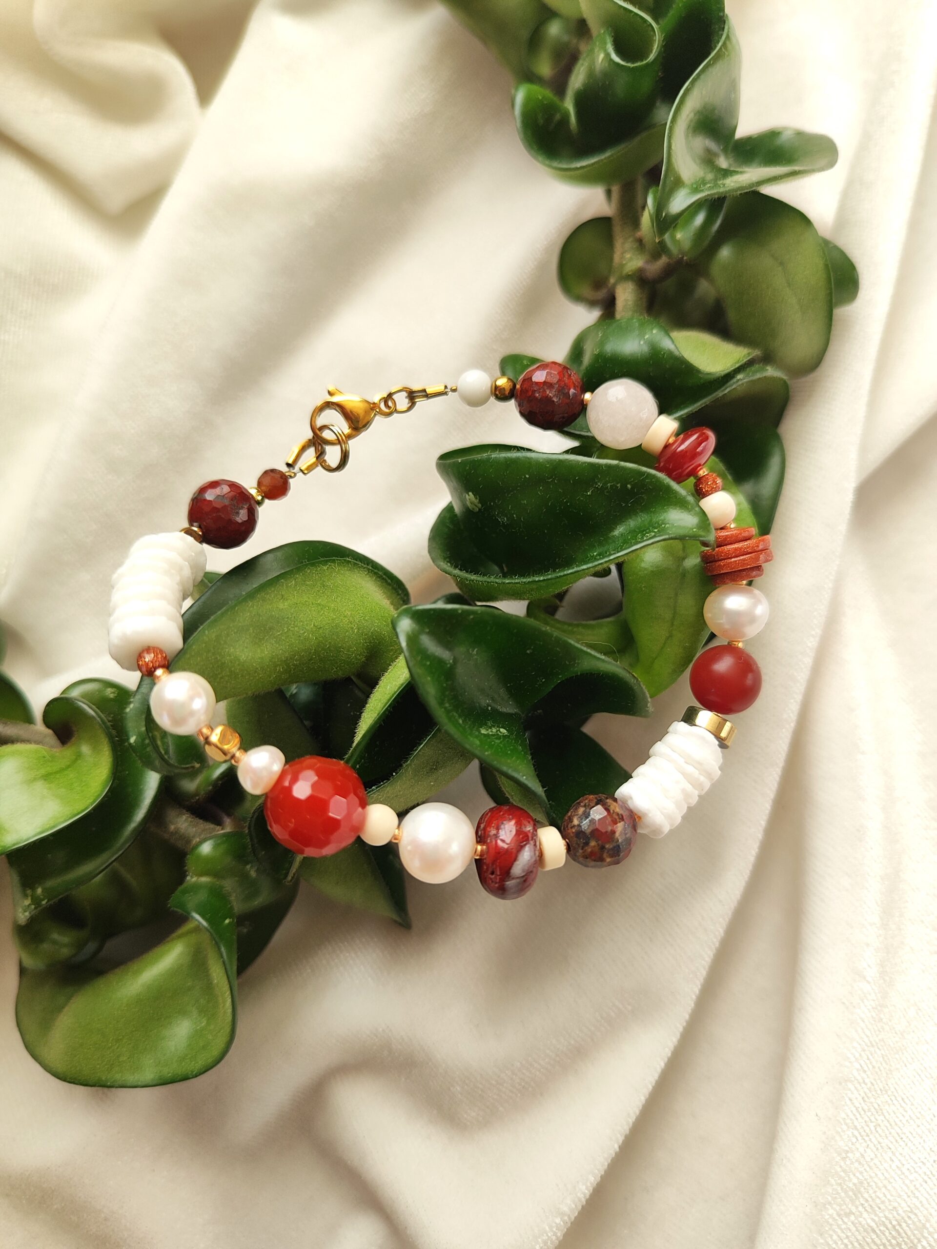 Natūralių akmenų apyrankė