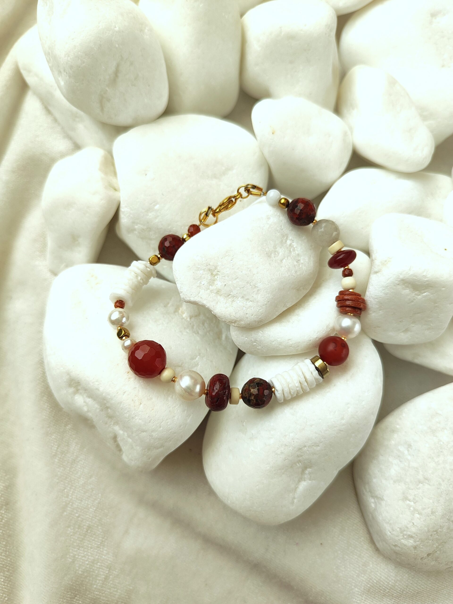 Natūralių akmenų apyrankė