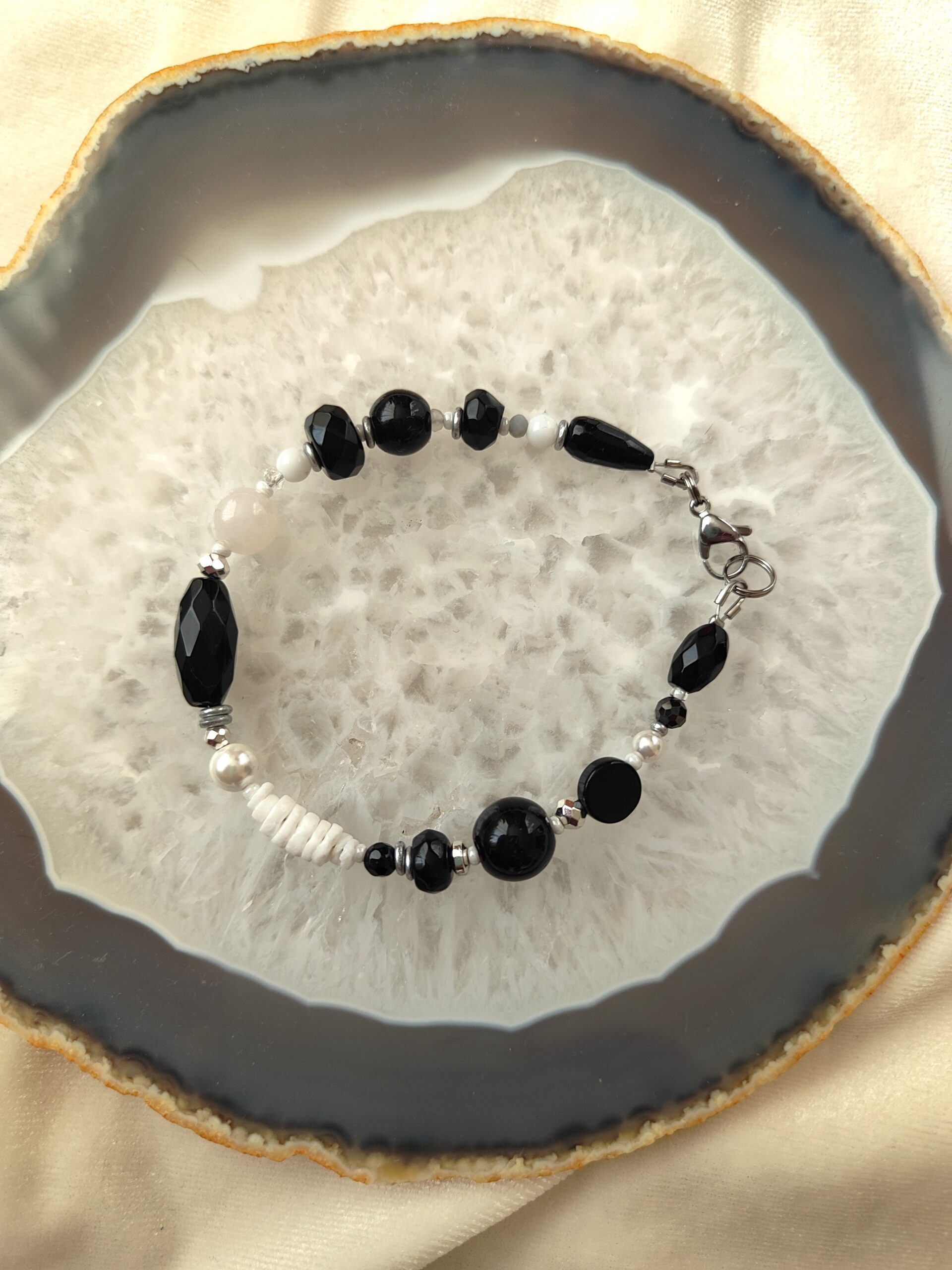 Įvairių akmenukų apyrankė