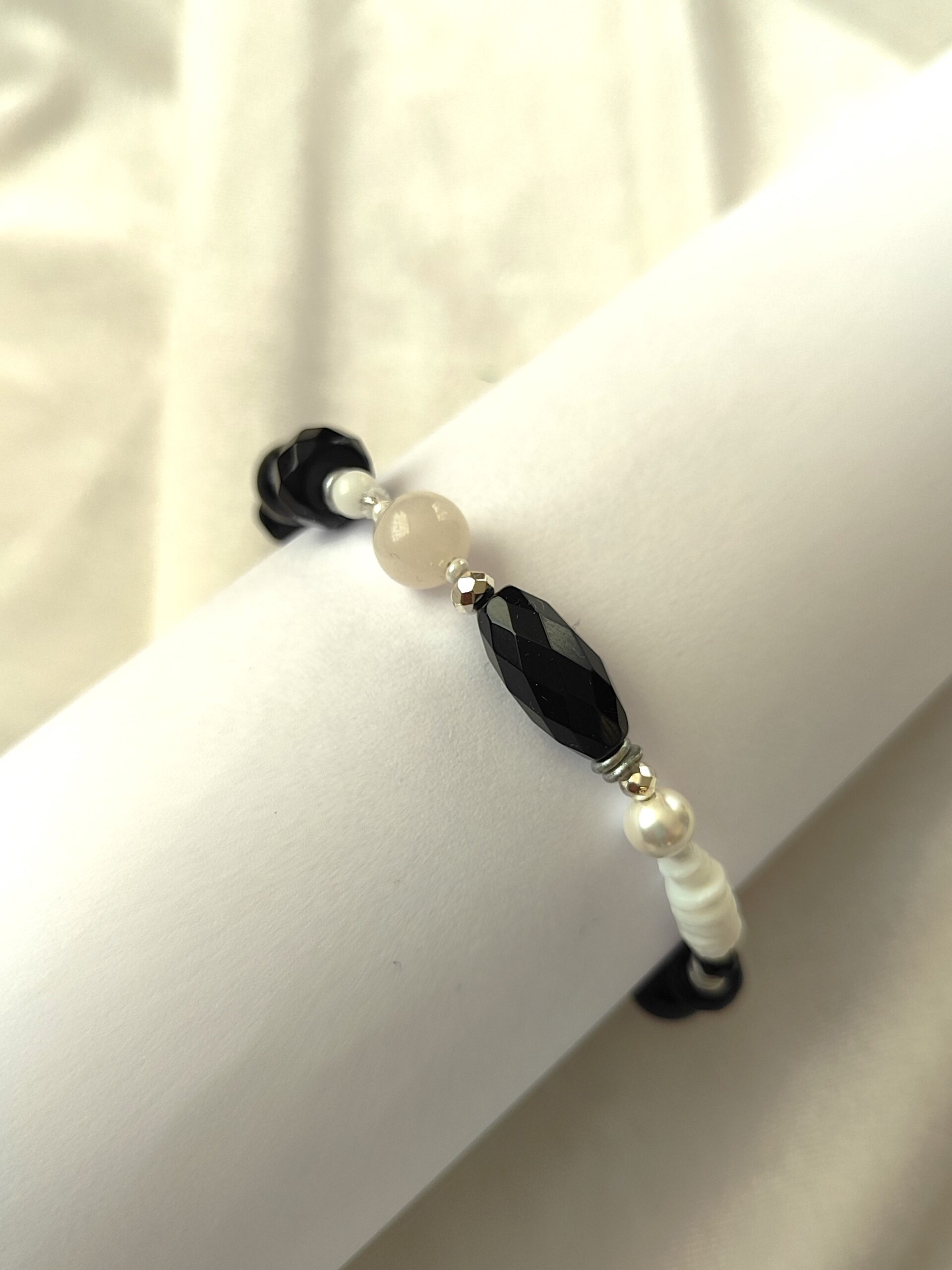 Įvairių akmenukų apyrankė