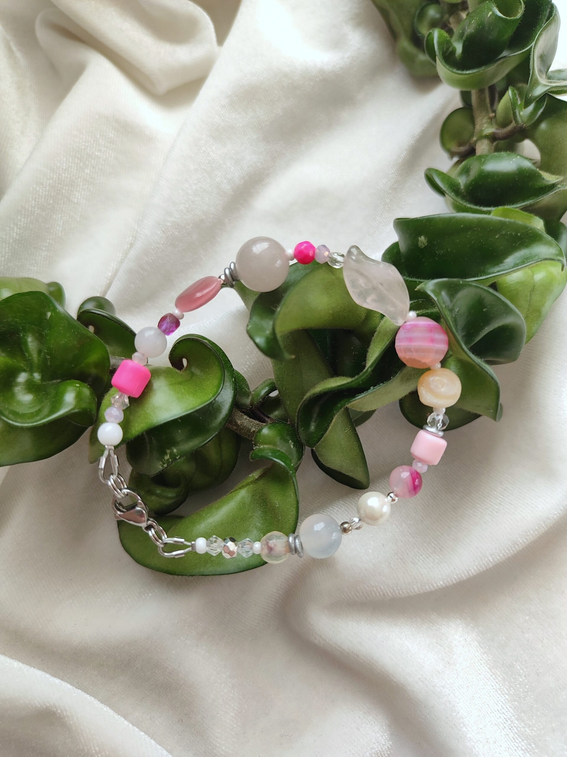 Rožinės spalvos apyrankė