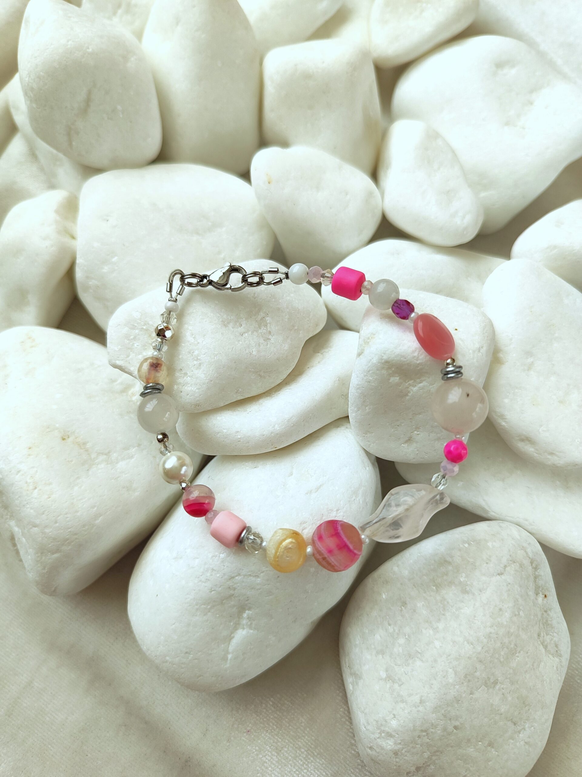 Rožinės spalvos apyrankė