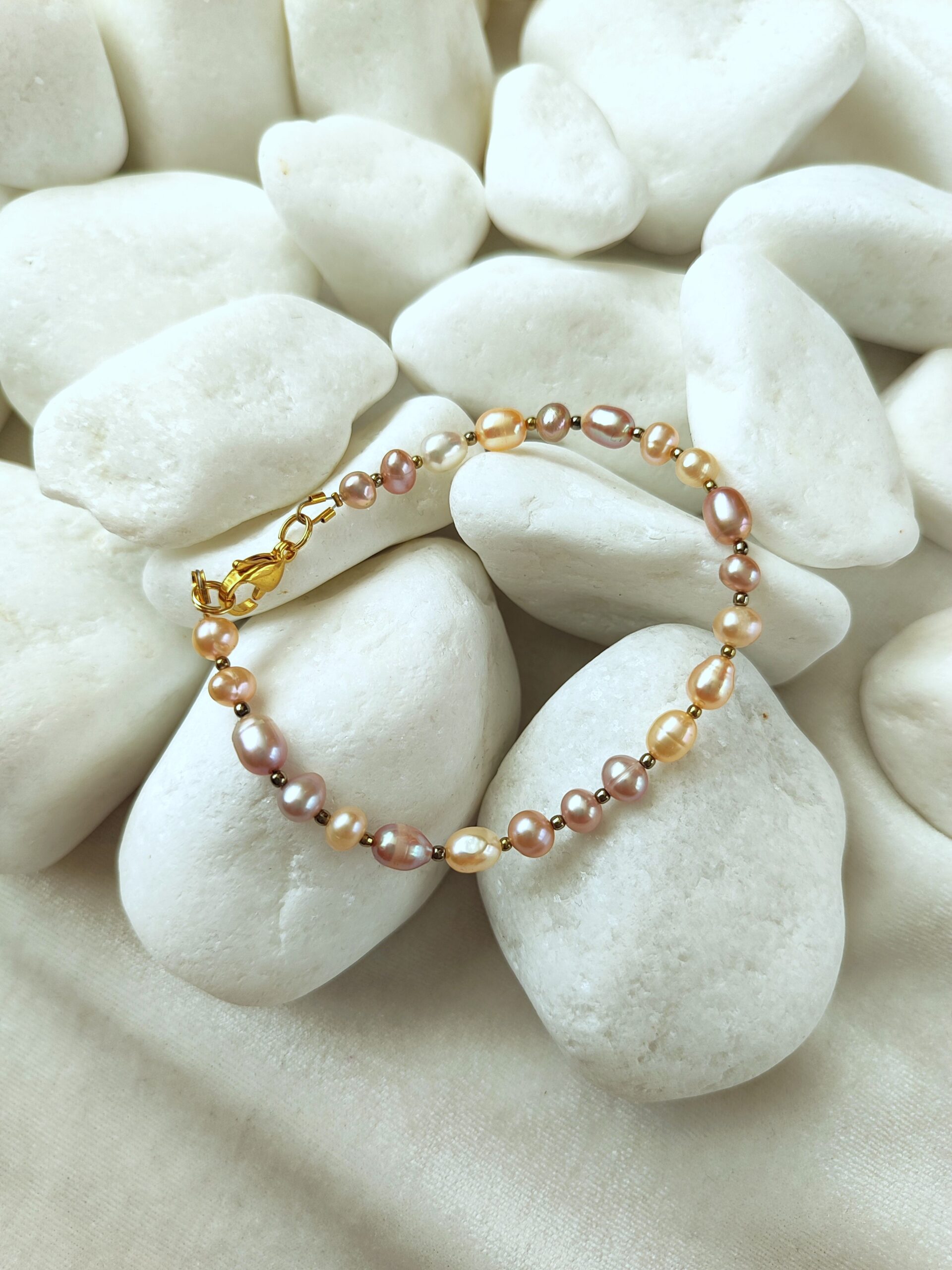 Upinių perlų apyrankė