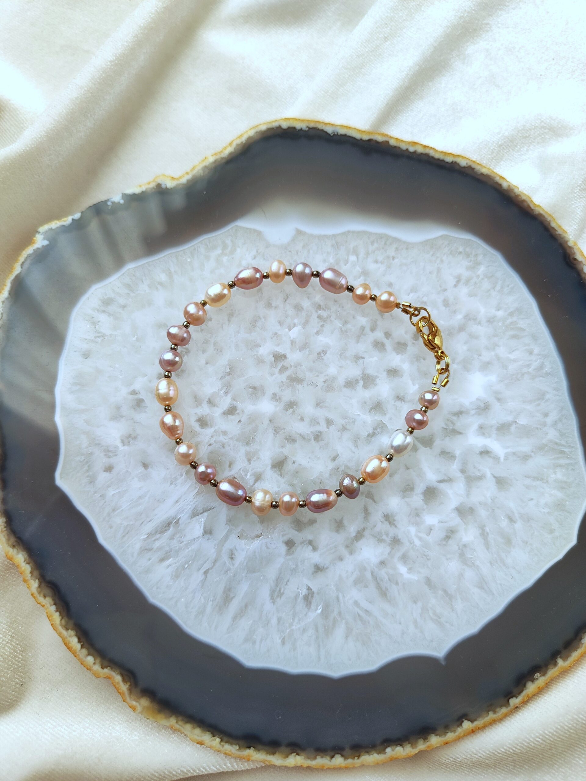 Upinių perlų apyrankė