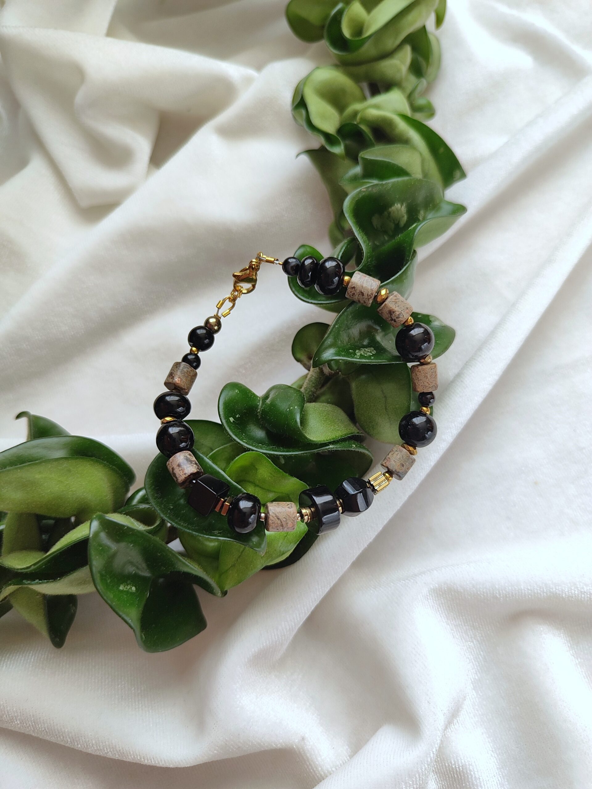 Juodo onikso ir jaspio apyrankė