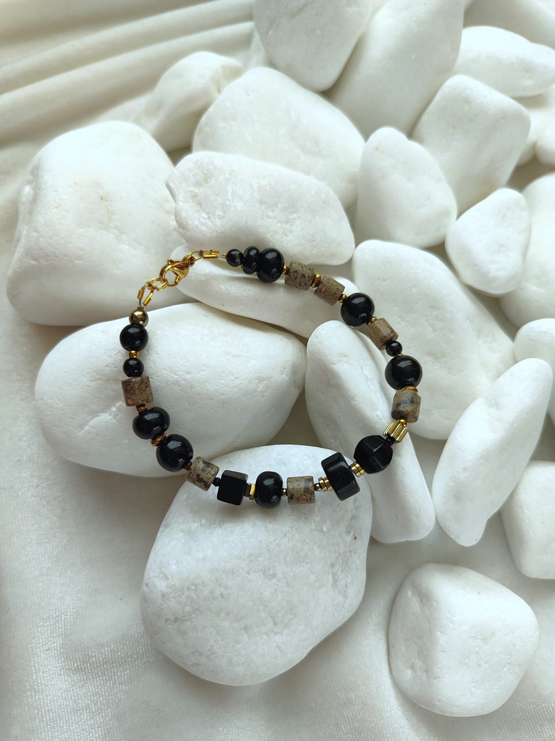 Juodo onikso ir jaspio apyrankė