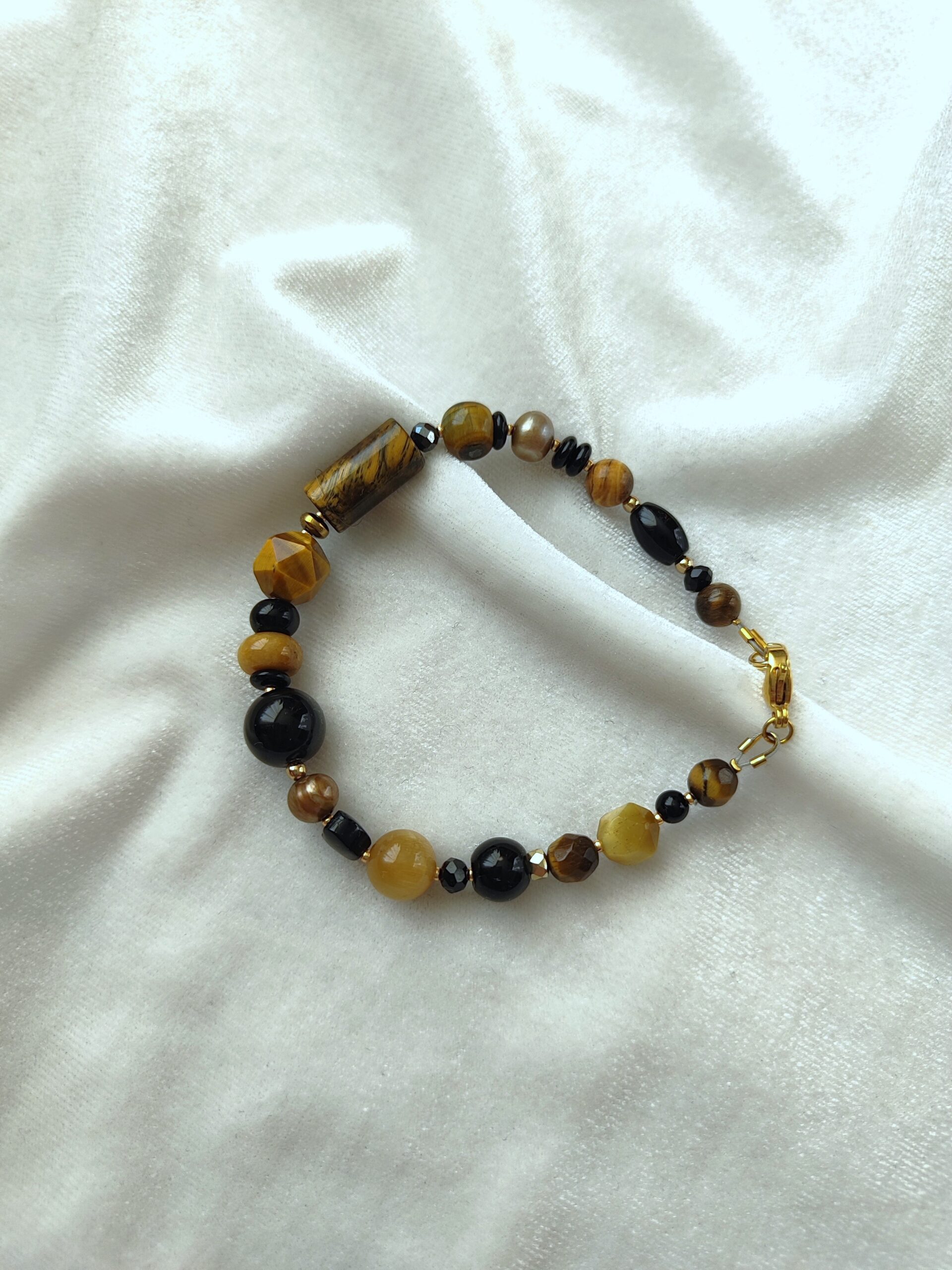 Rusvų atspalvių apyrankė