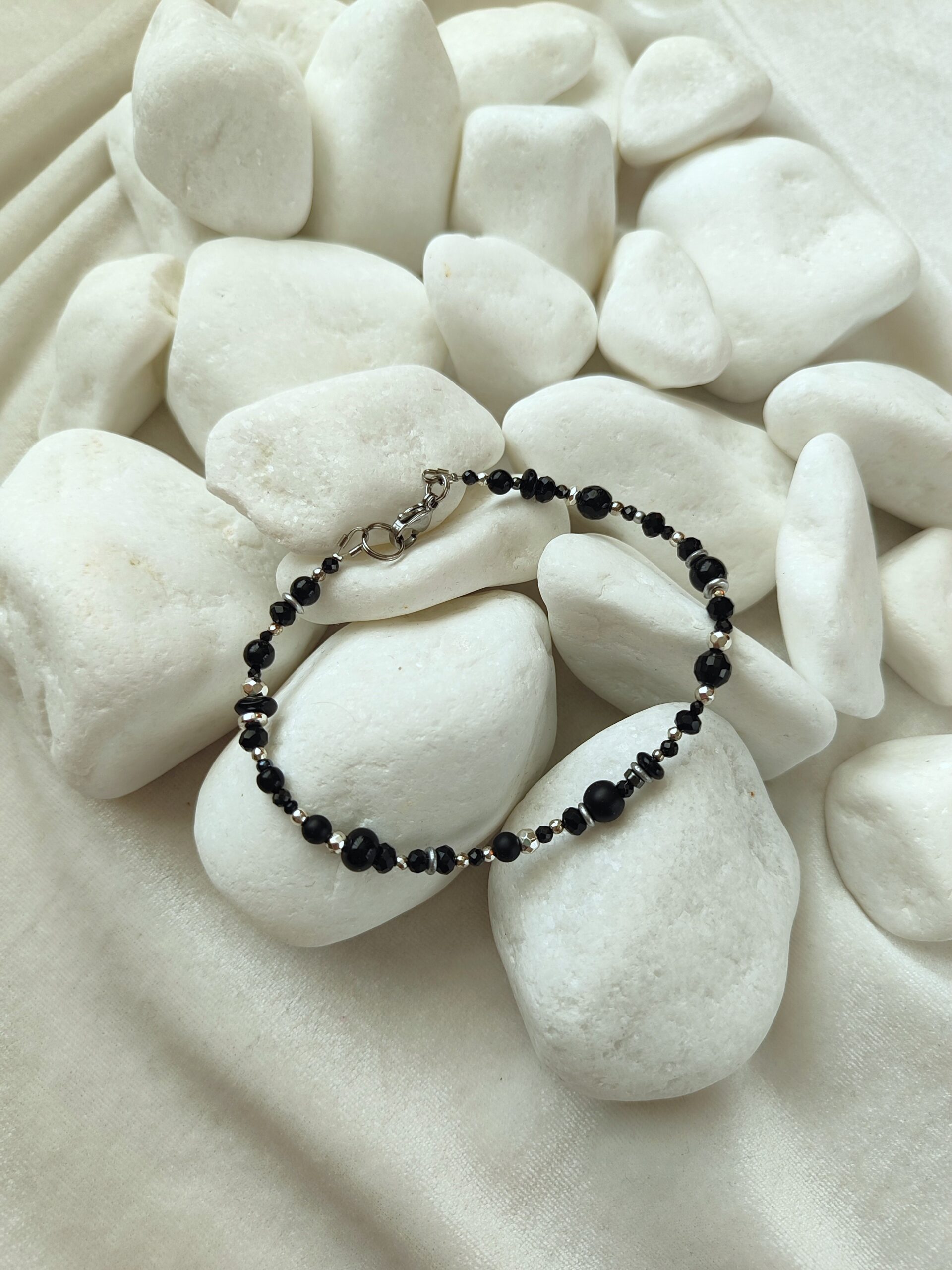 Įvairių onikso akmenų apyrankė