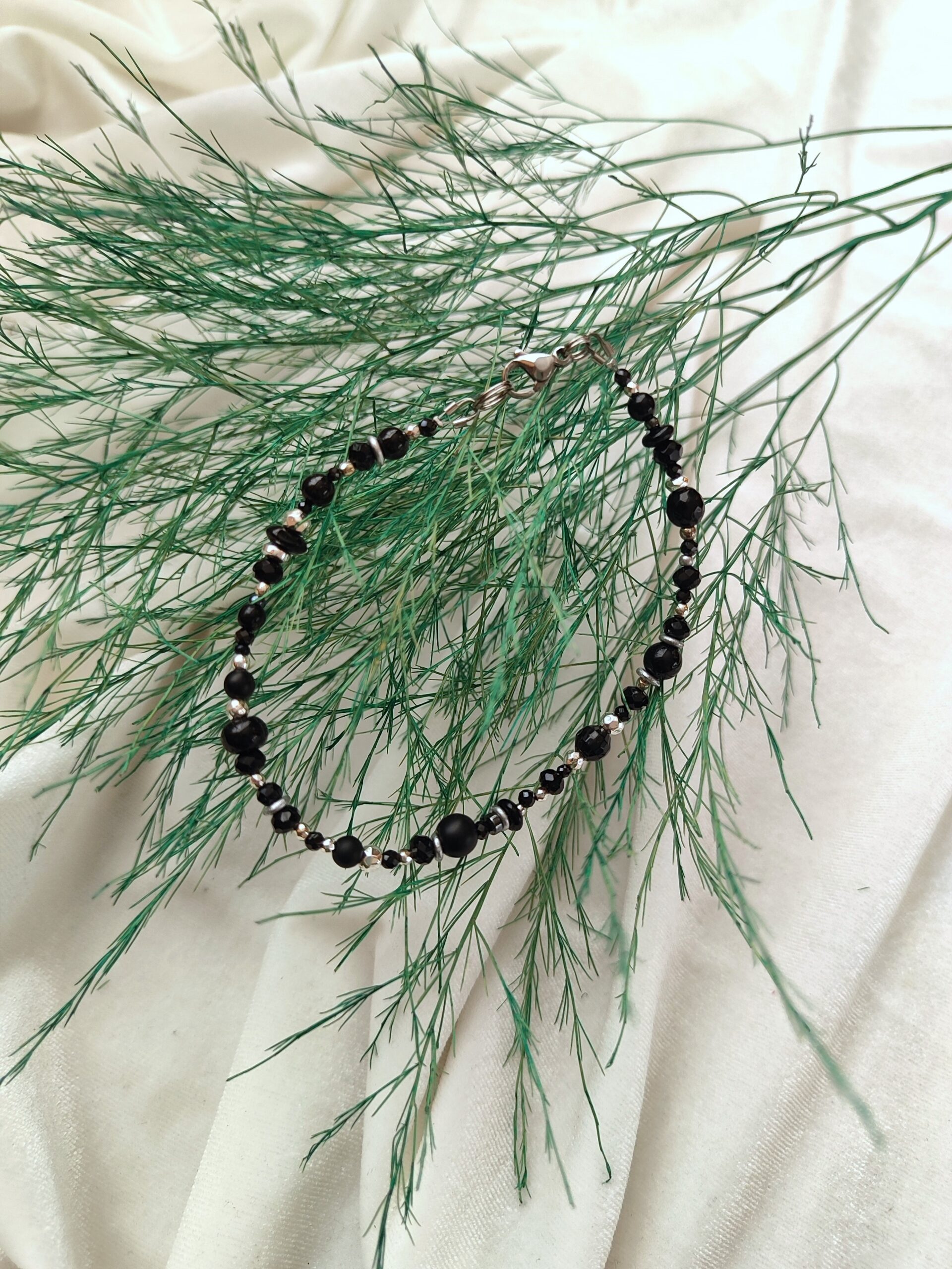 Įvairių onikso akmenų apyrankė