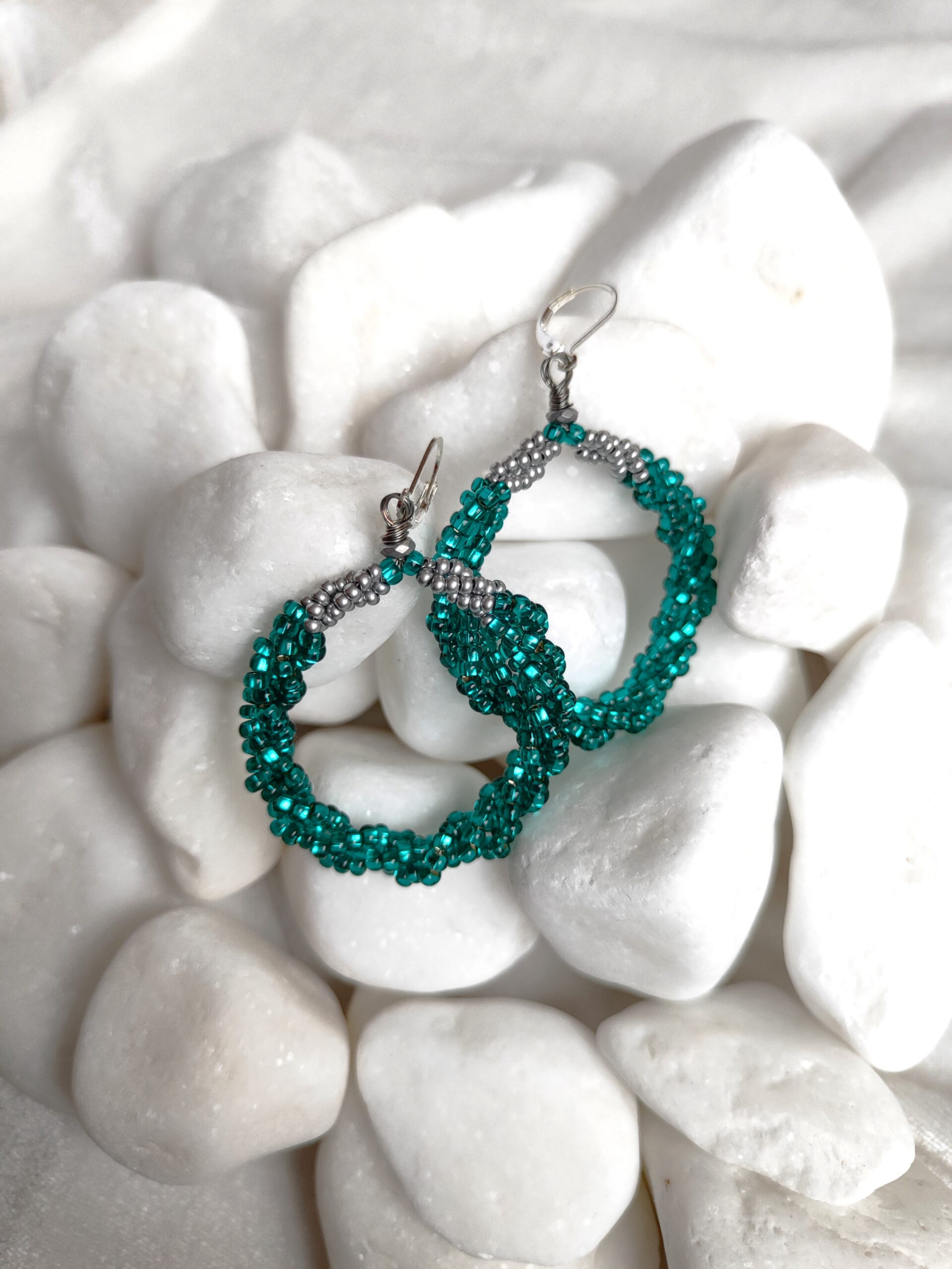 Rankų darbo stiklo auskarai