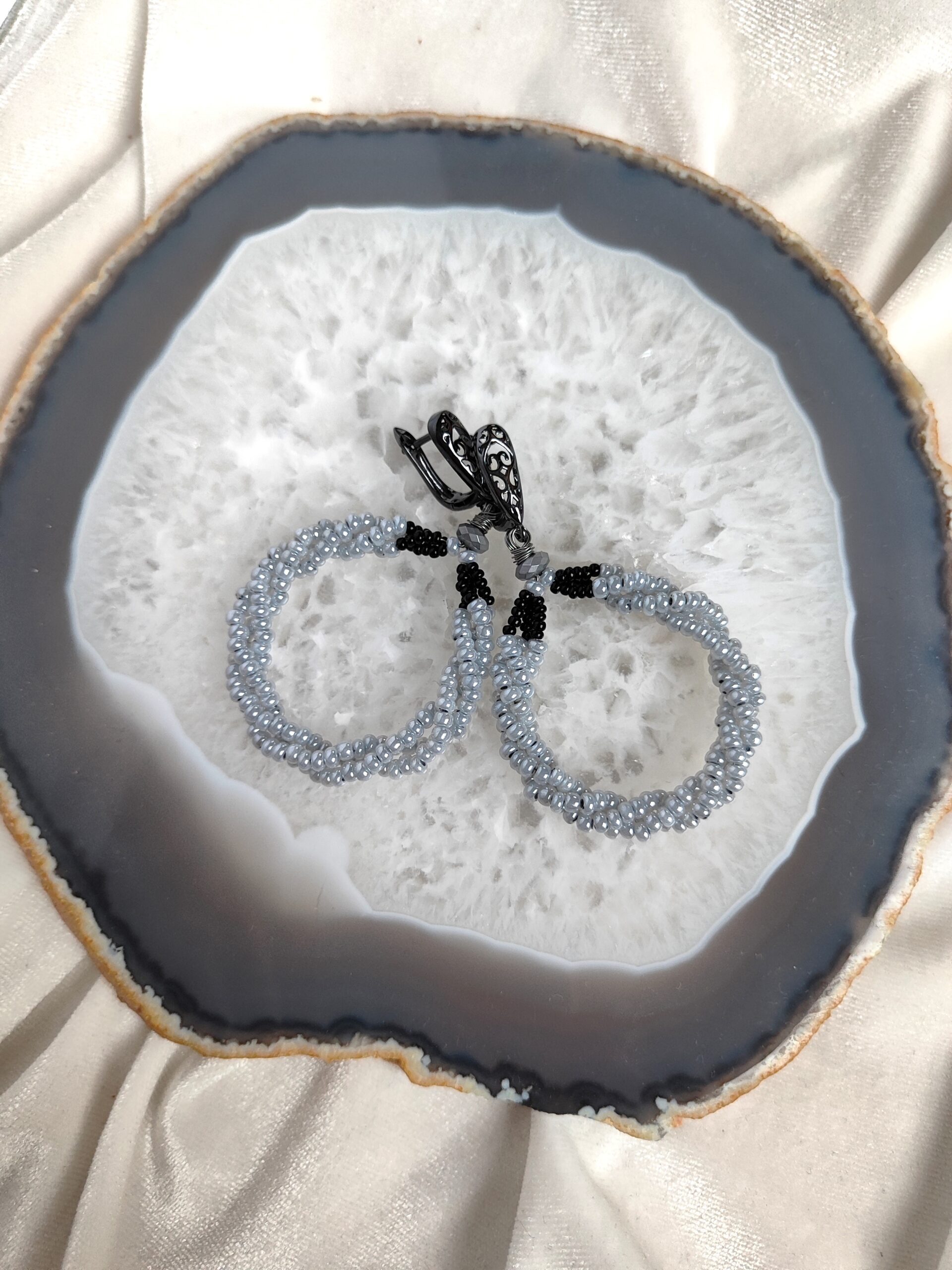 Pilkos spalvos stiklo auskarai