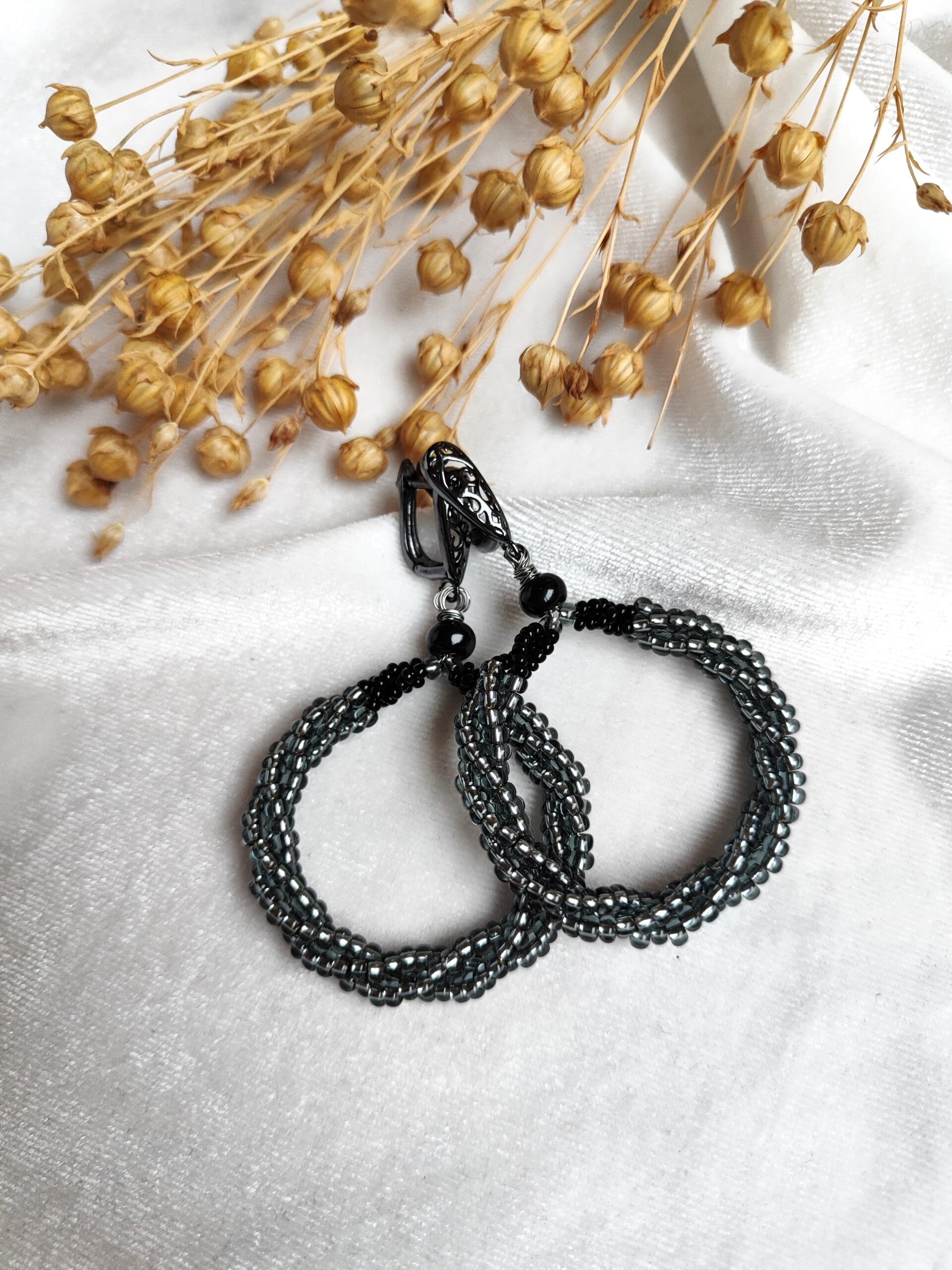 Rankų darbo pilki auskarai