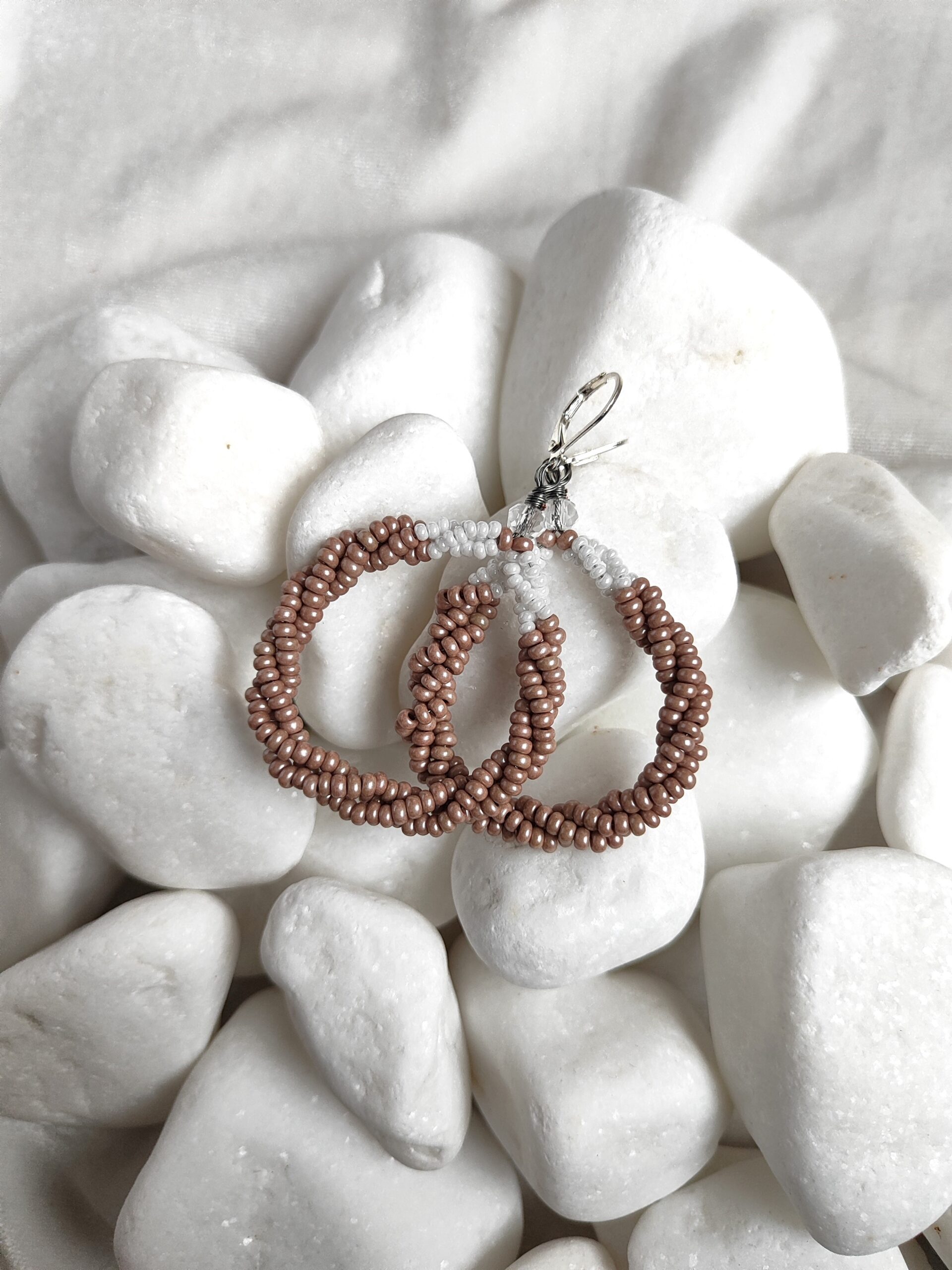 Rusvi rankų darbo auskarai