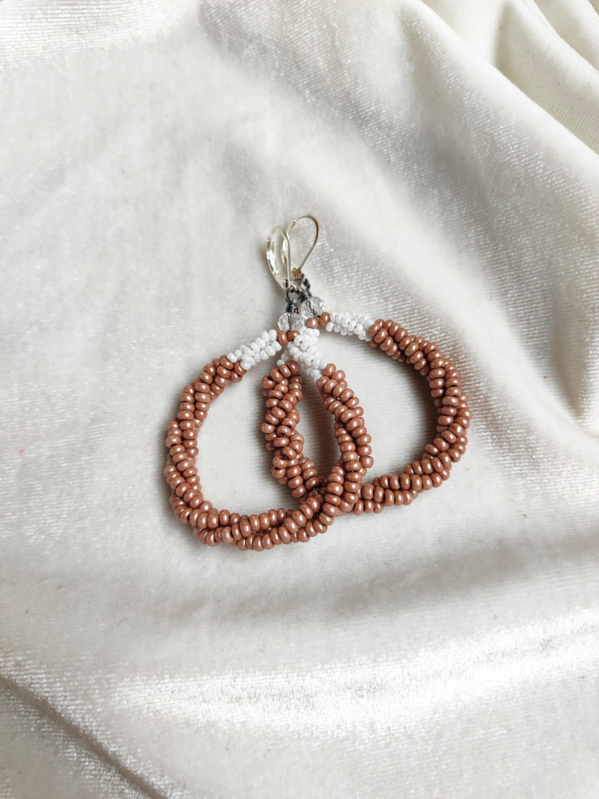 Rusvi rankų darbo auskarai