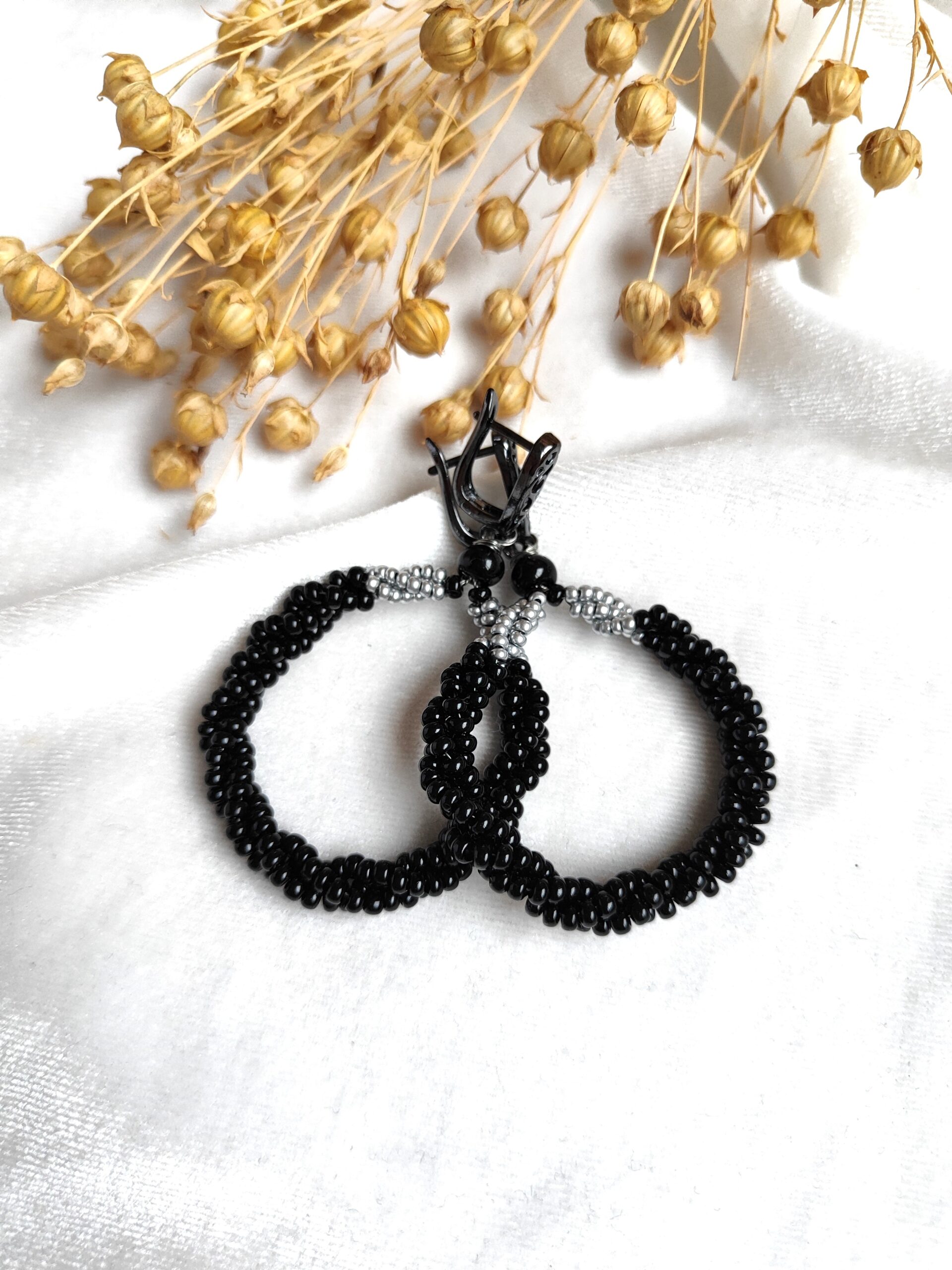 Juodi rankų darbo auskarai