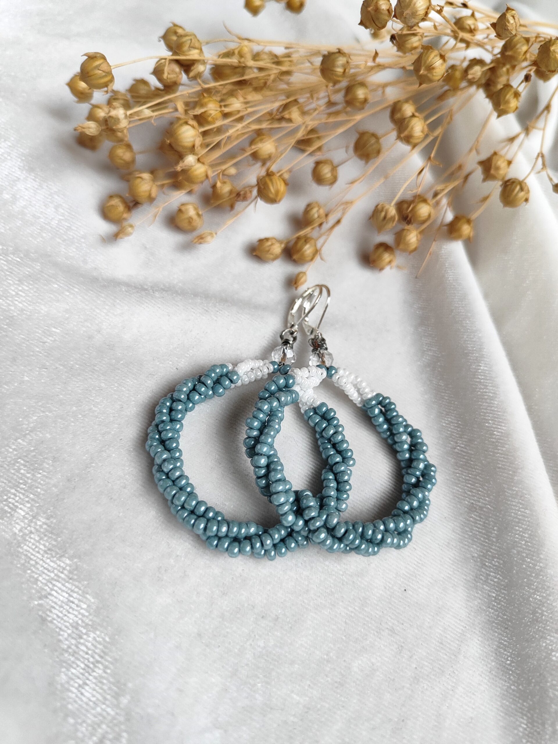 Rankų darbo pilkos spalvos auskarai