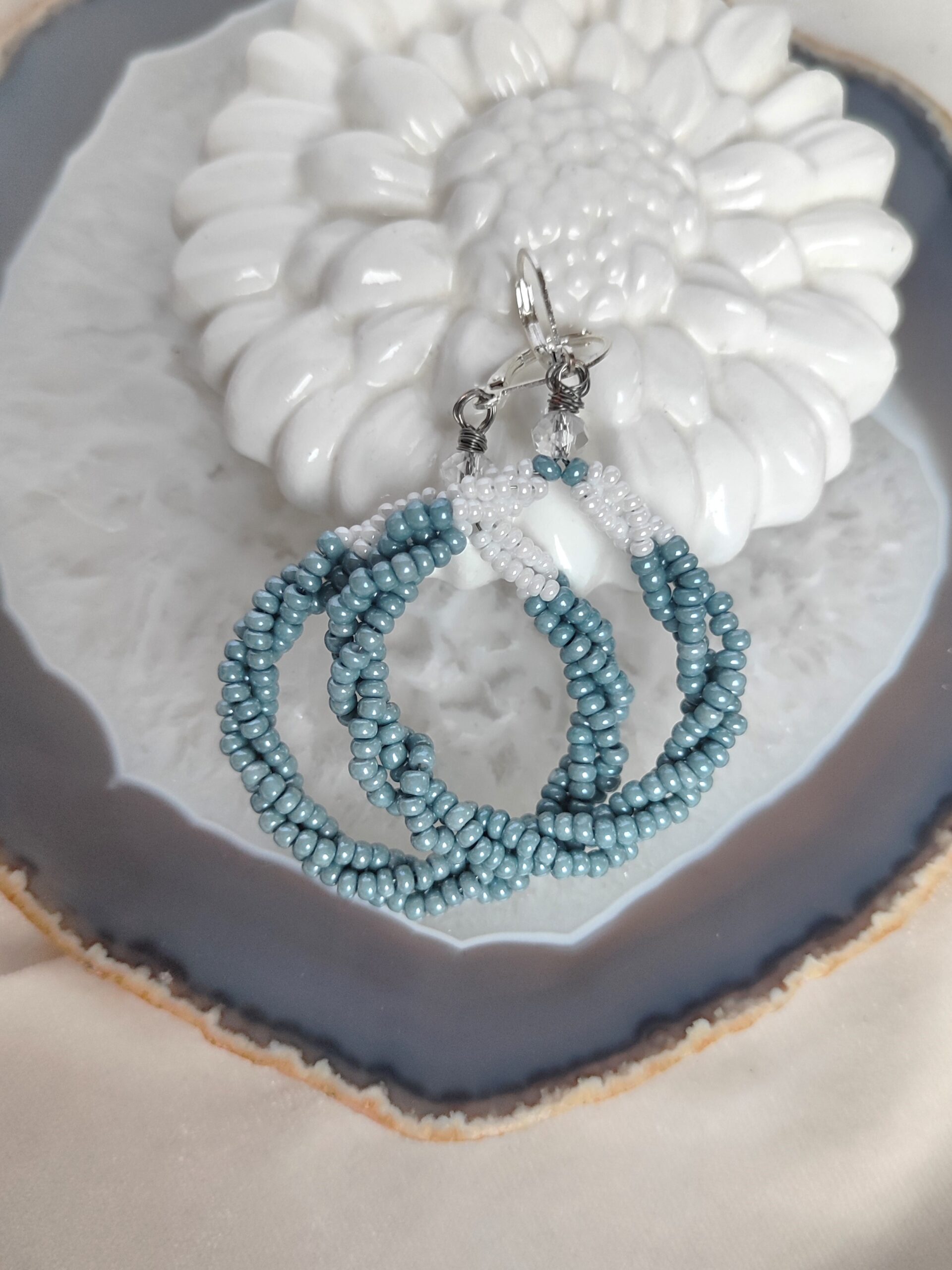 Rankų darbo pilkos spalvos auskarai