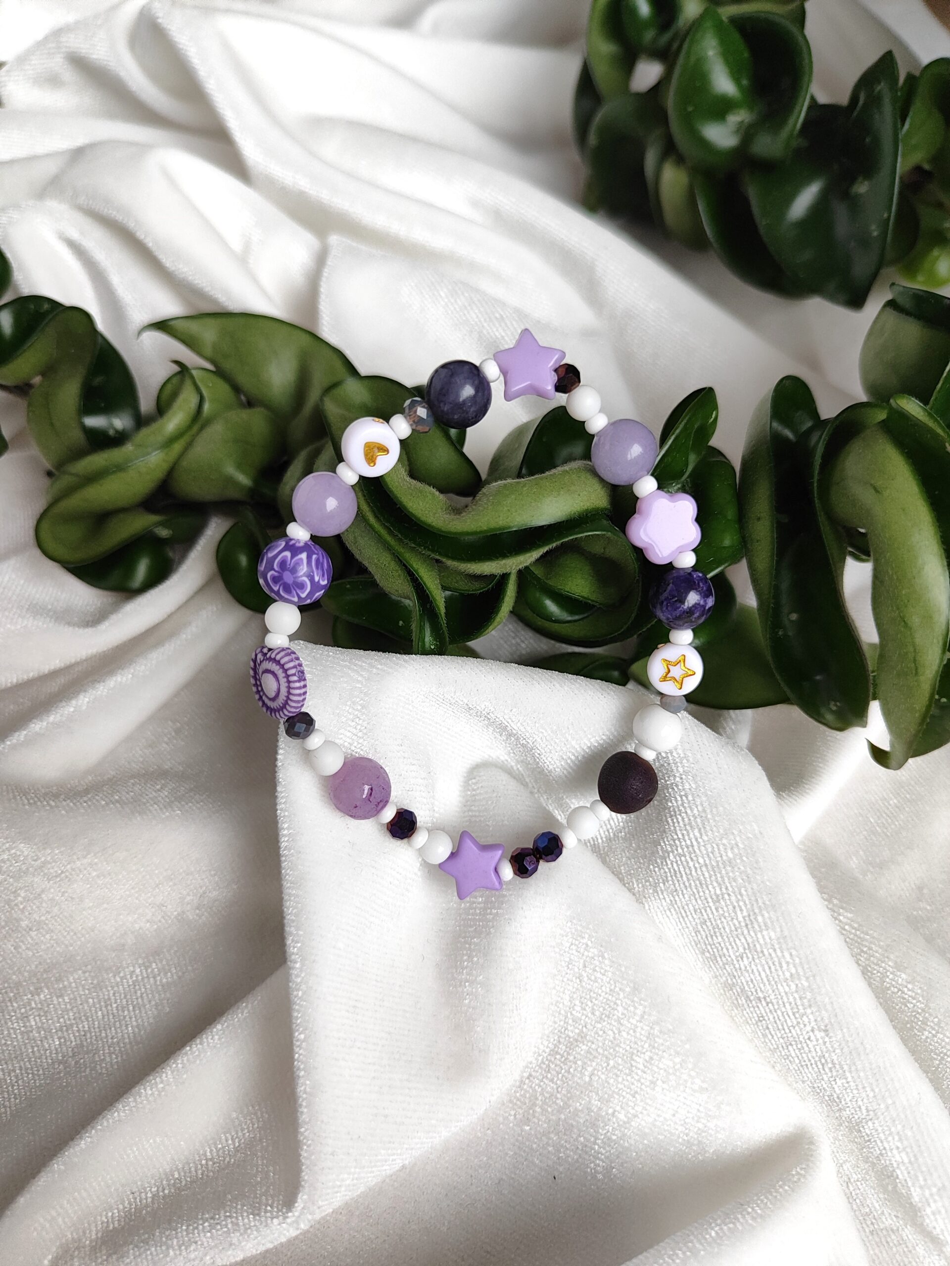 Violetinė ir žaisminga apyrankė