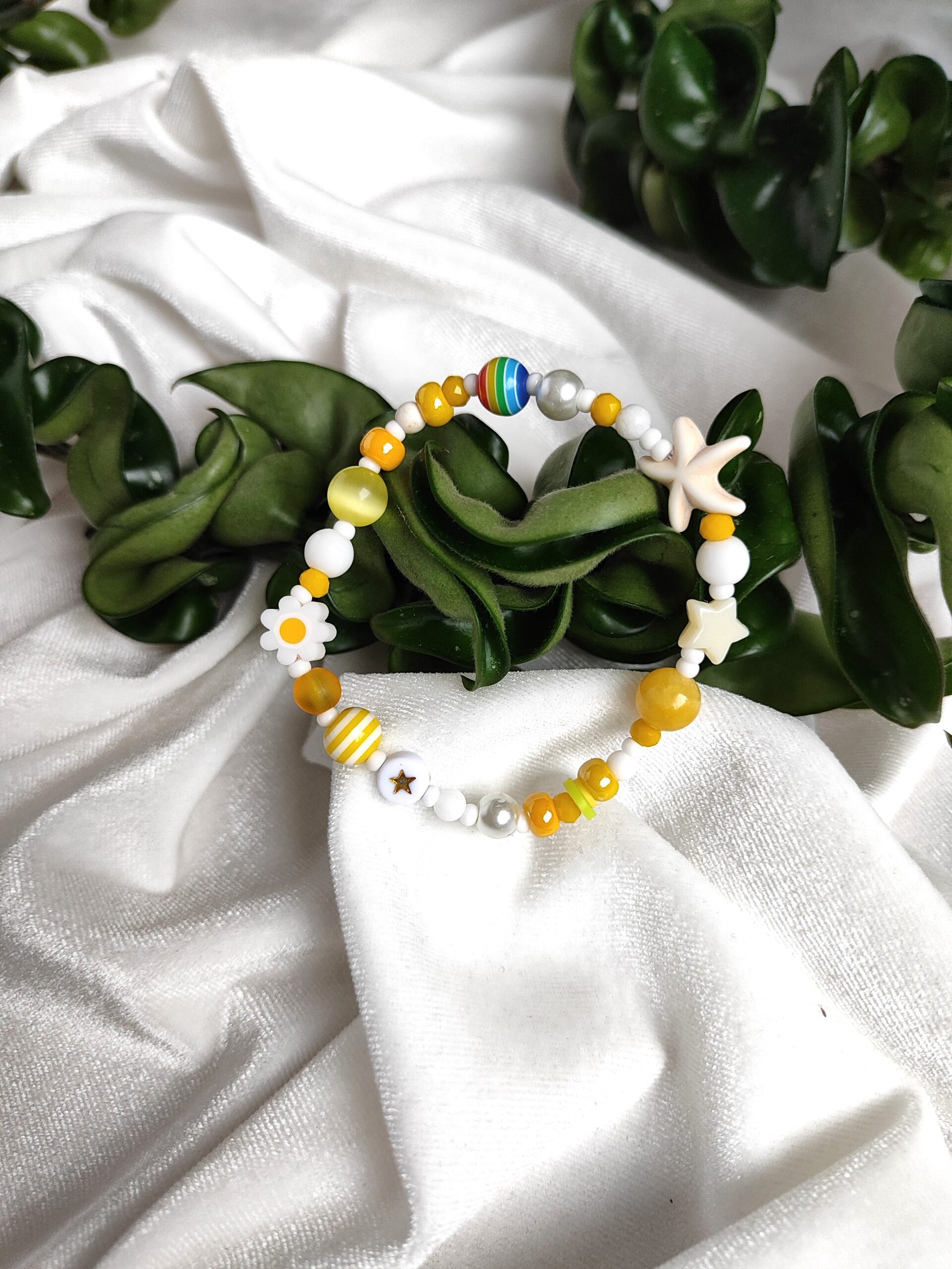 Žaisminga vaikiška geltonos spalvos apyrankė