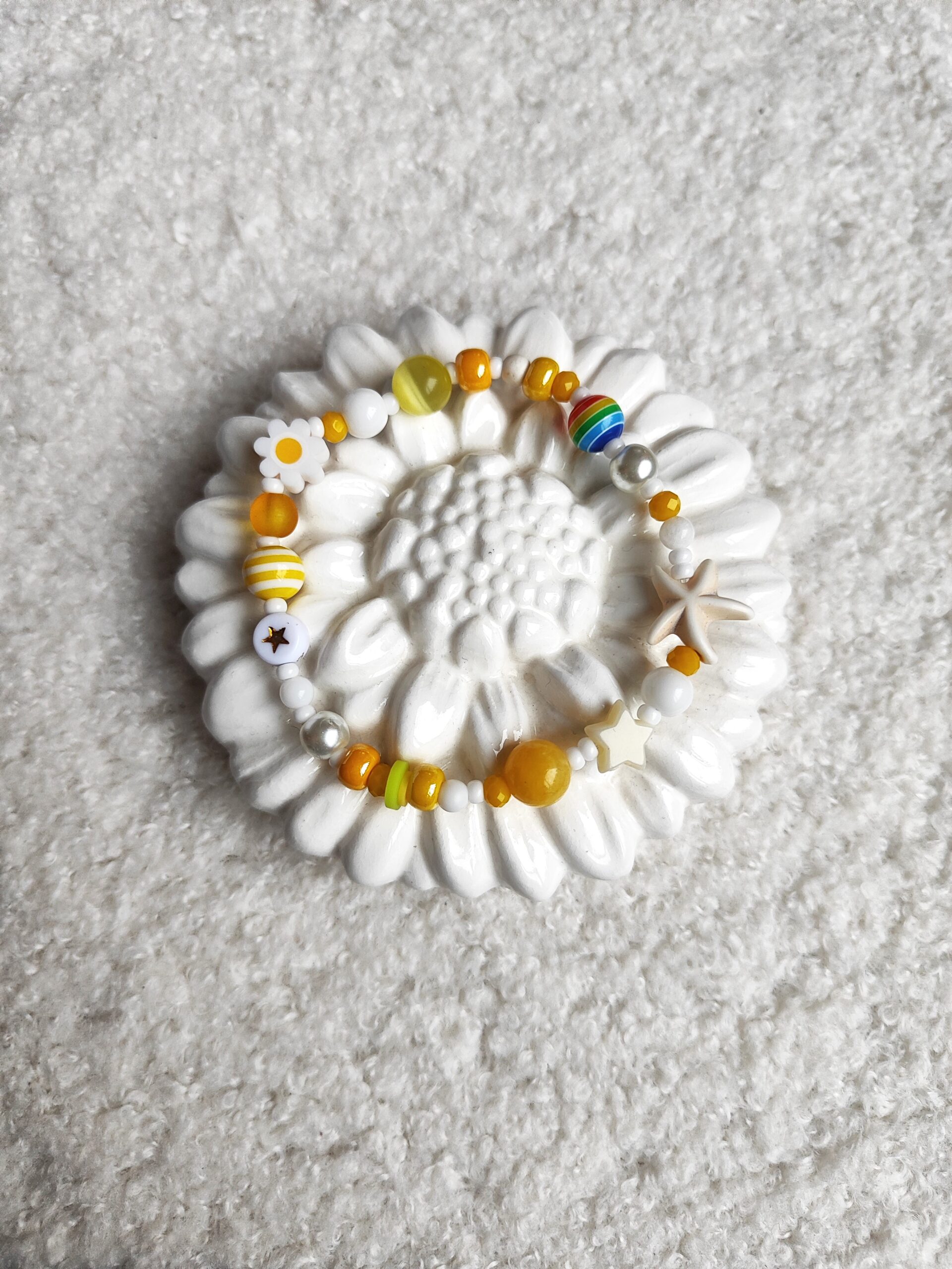 Žaisminga vaikiška geltonos spalvos apyrankė