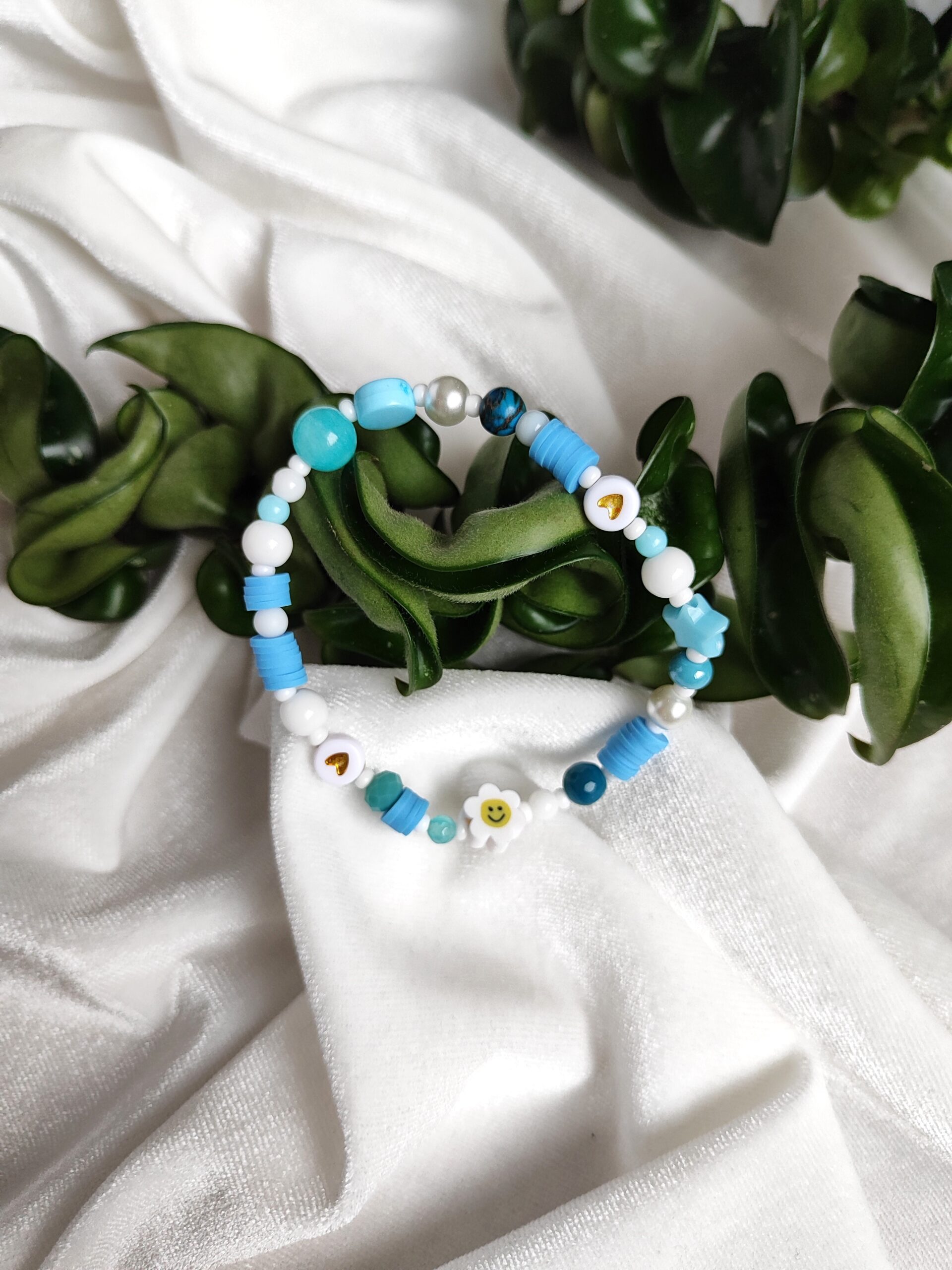 Rankų darbo vaikiška apyrankė